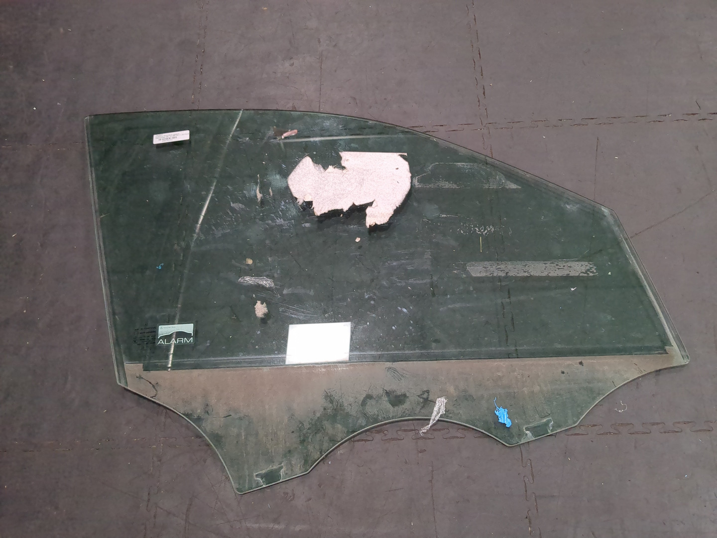 Стекло двери передней правой