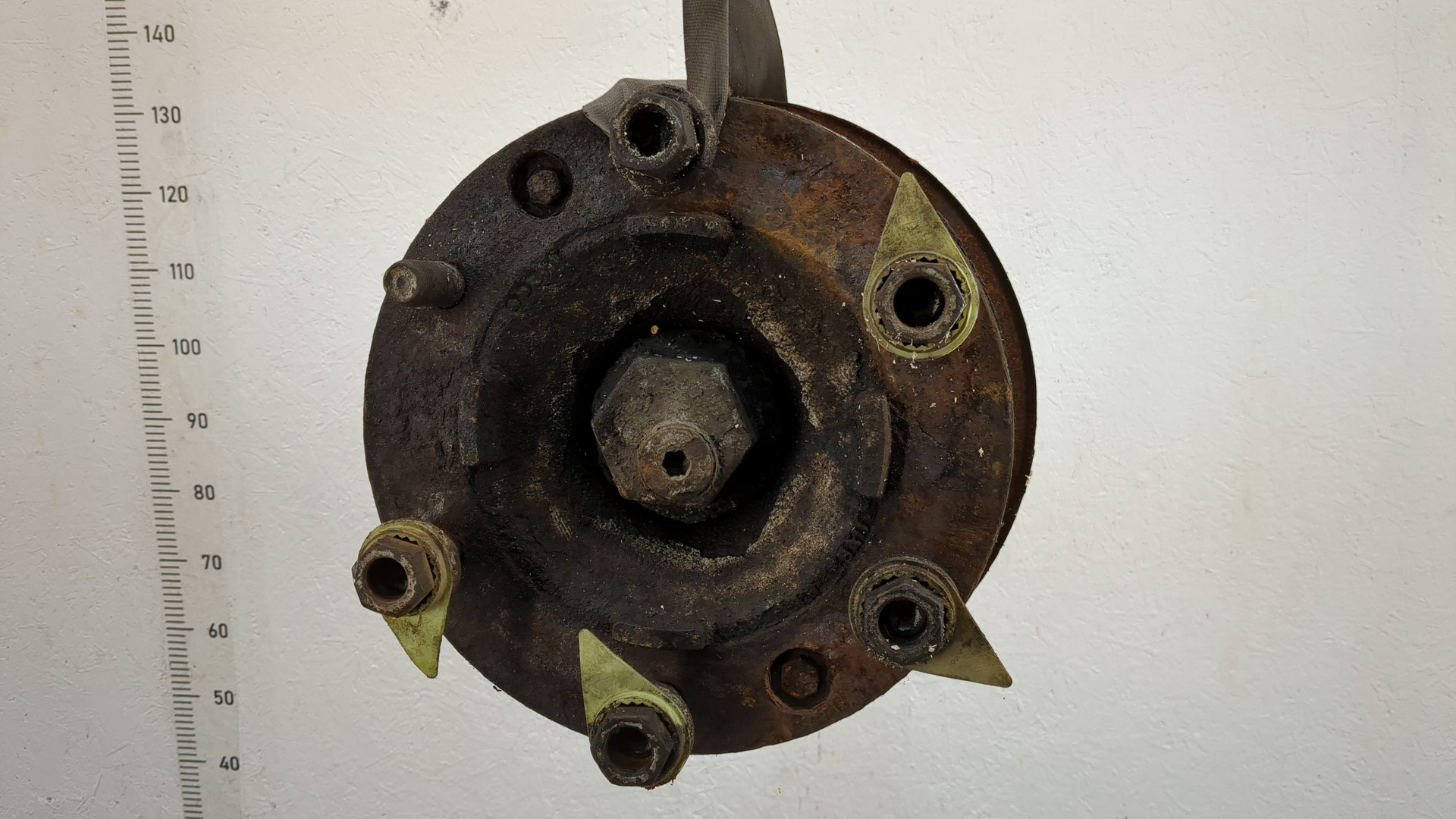 Кулак поворотный передний правый