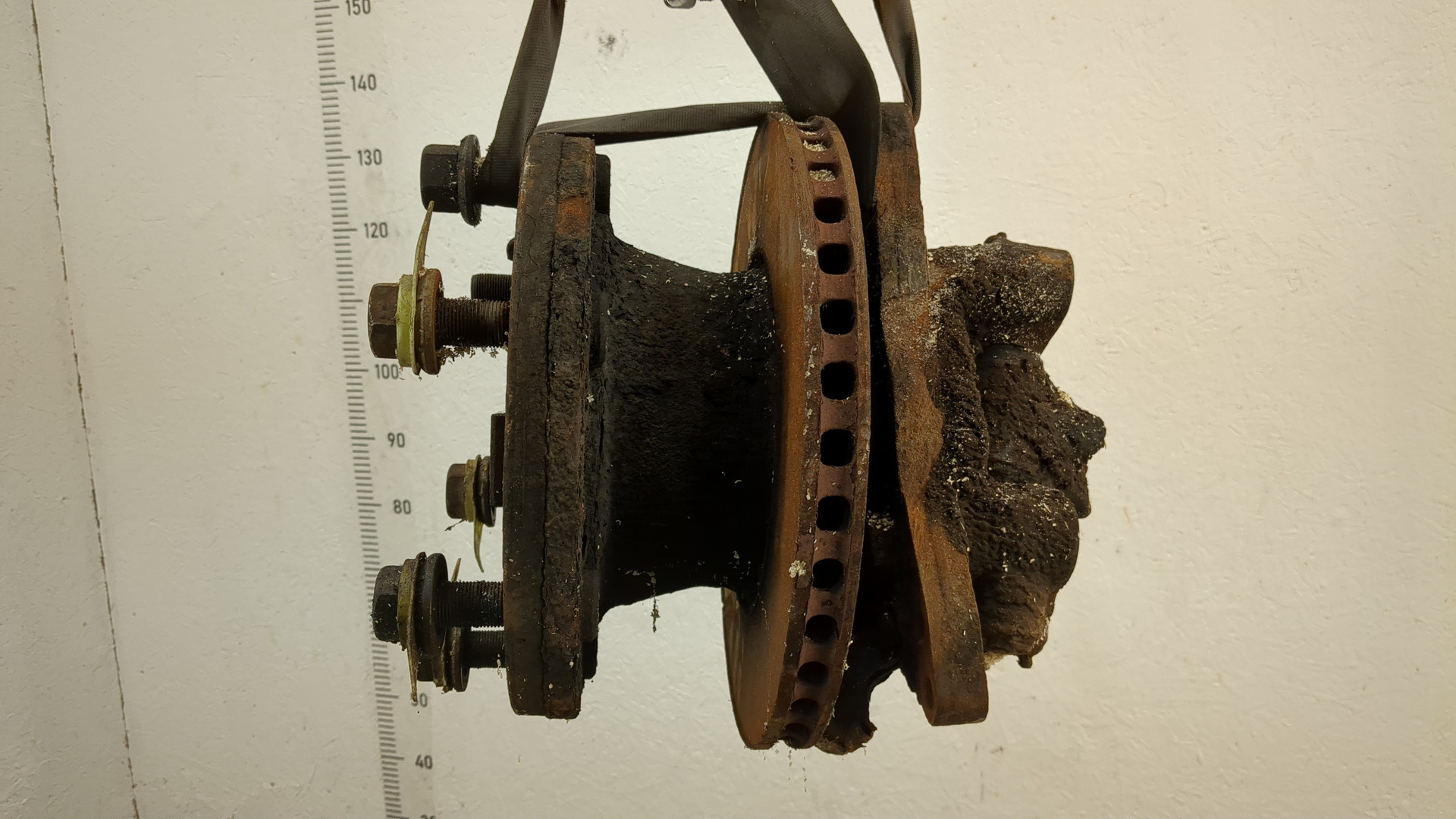 Кулак поворотный передний правый