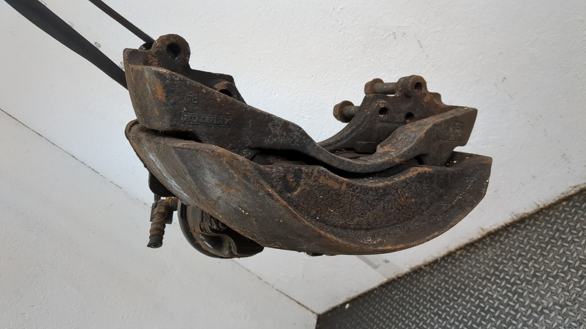 Суппорт передний правый