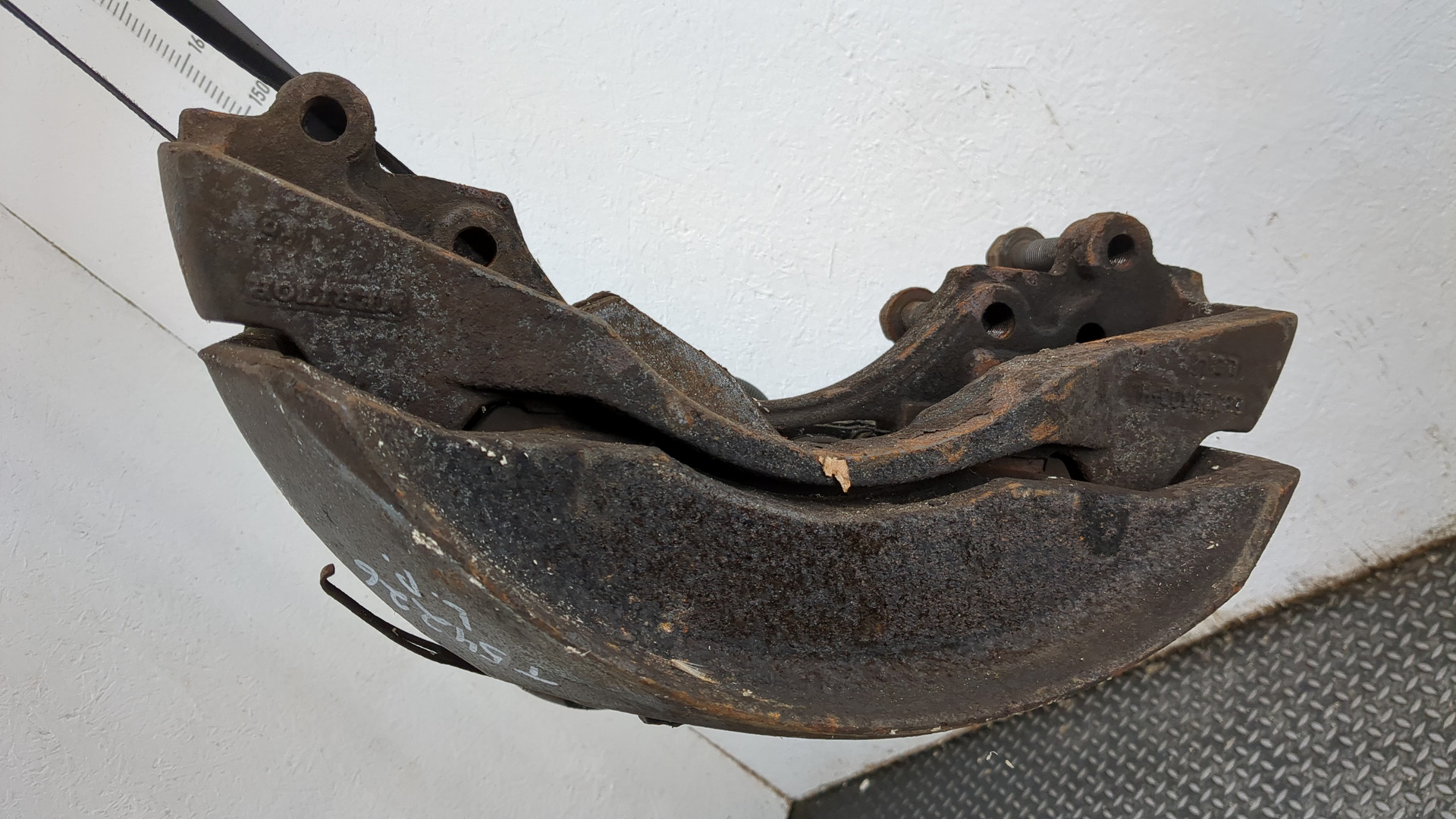 Суппорт передний левый