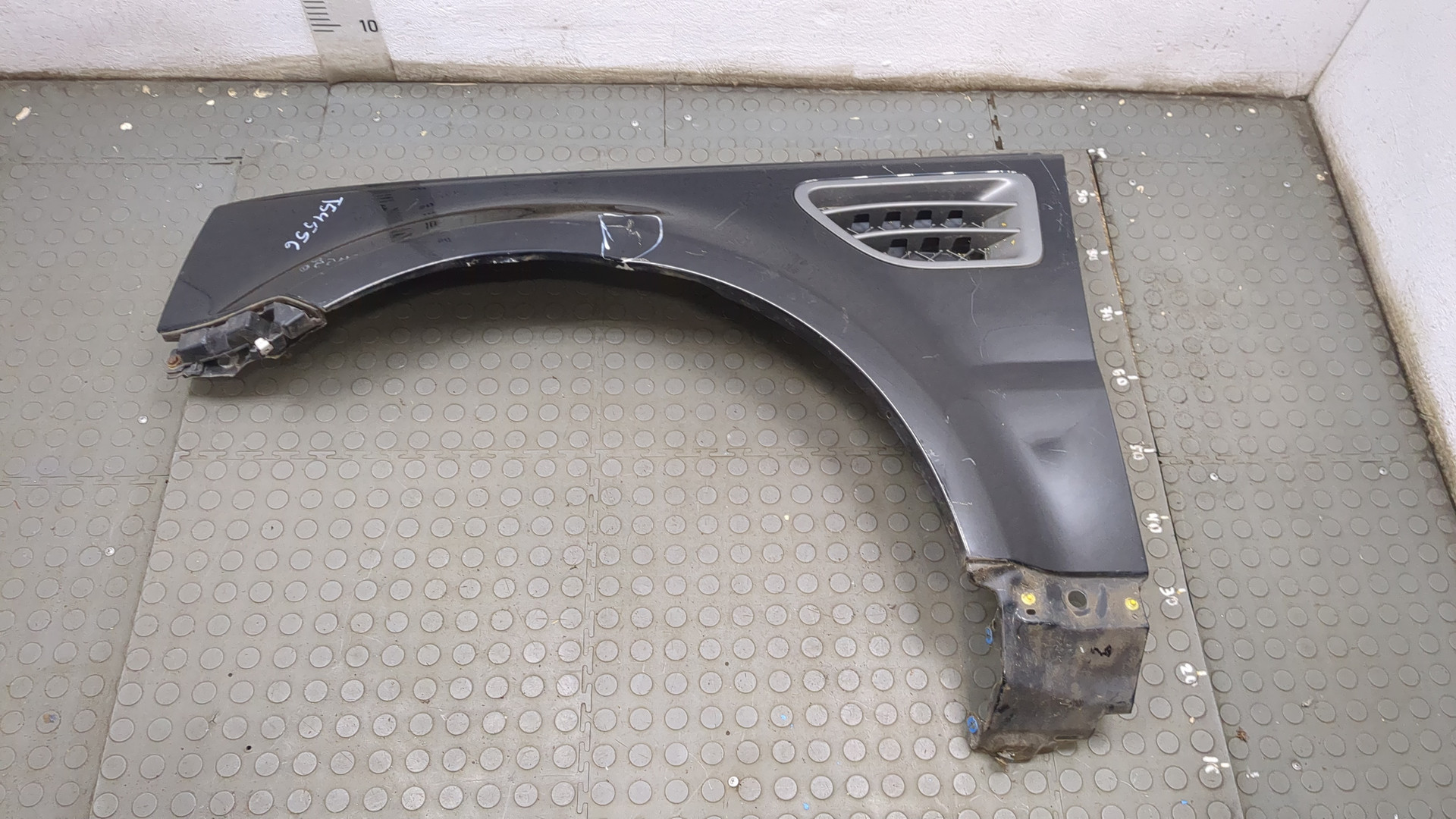 Крыло переднее левое