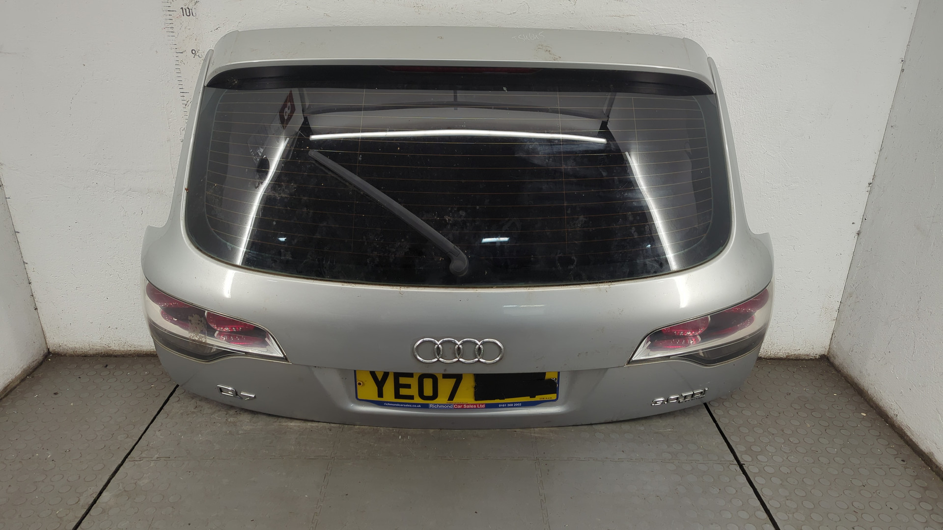 Дверь багажника