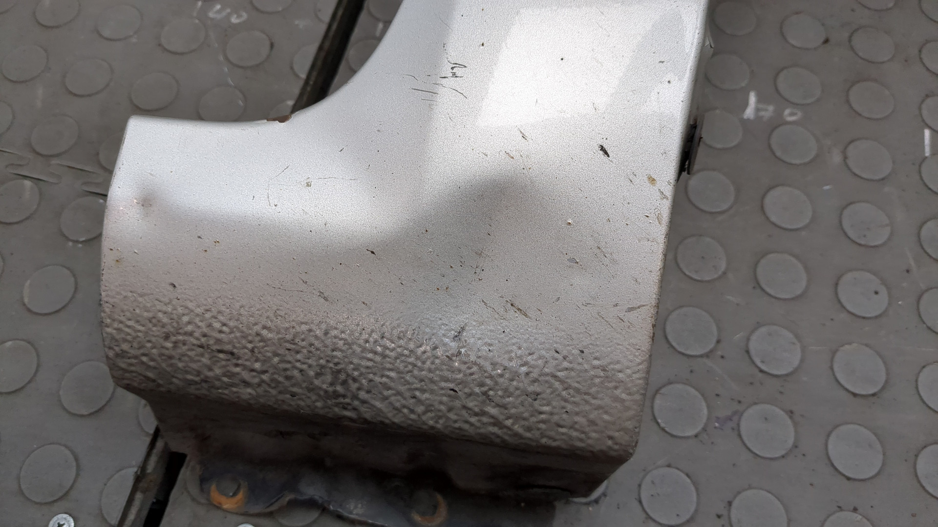 Крыло переднее правое