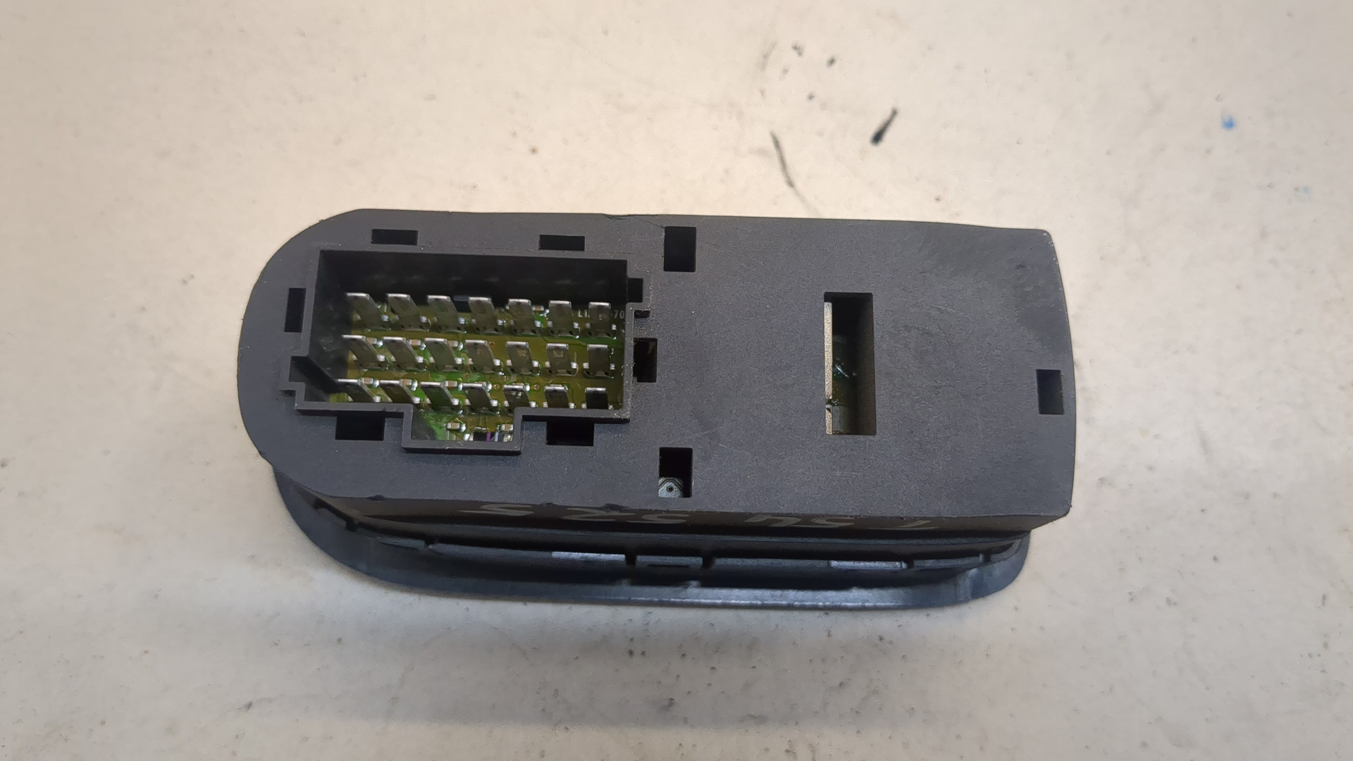 Кнопка стеклоподъемника