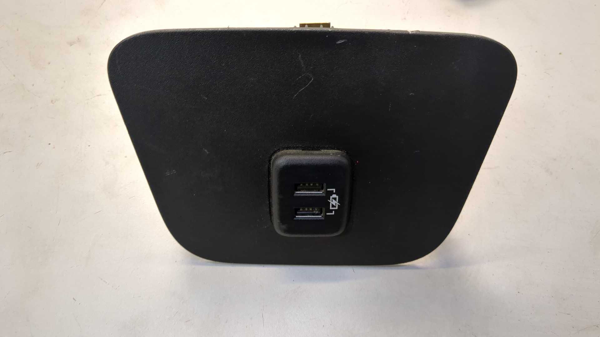 Гнездо AUX / USB IN