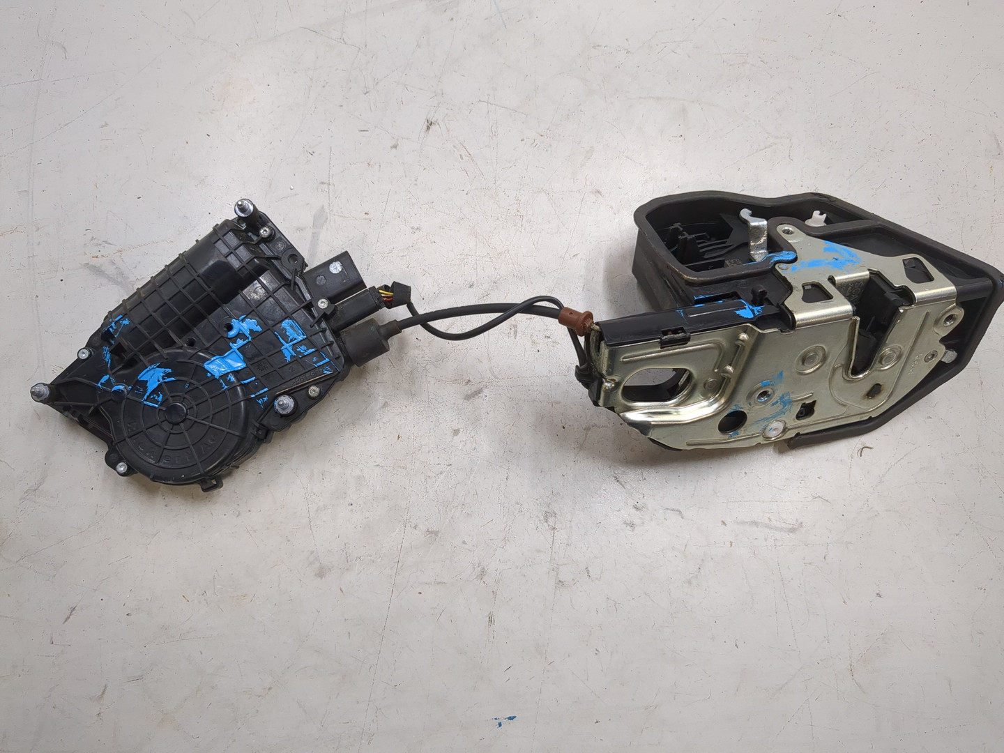 Замок двери задней правой