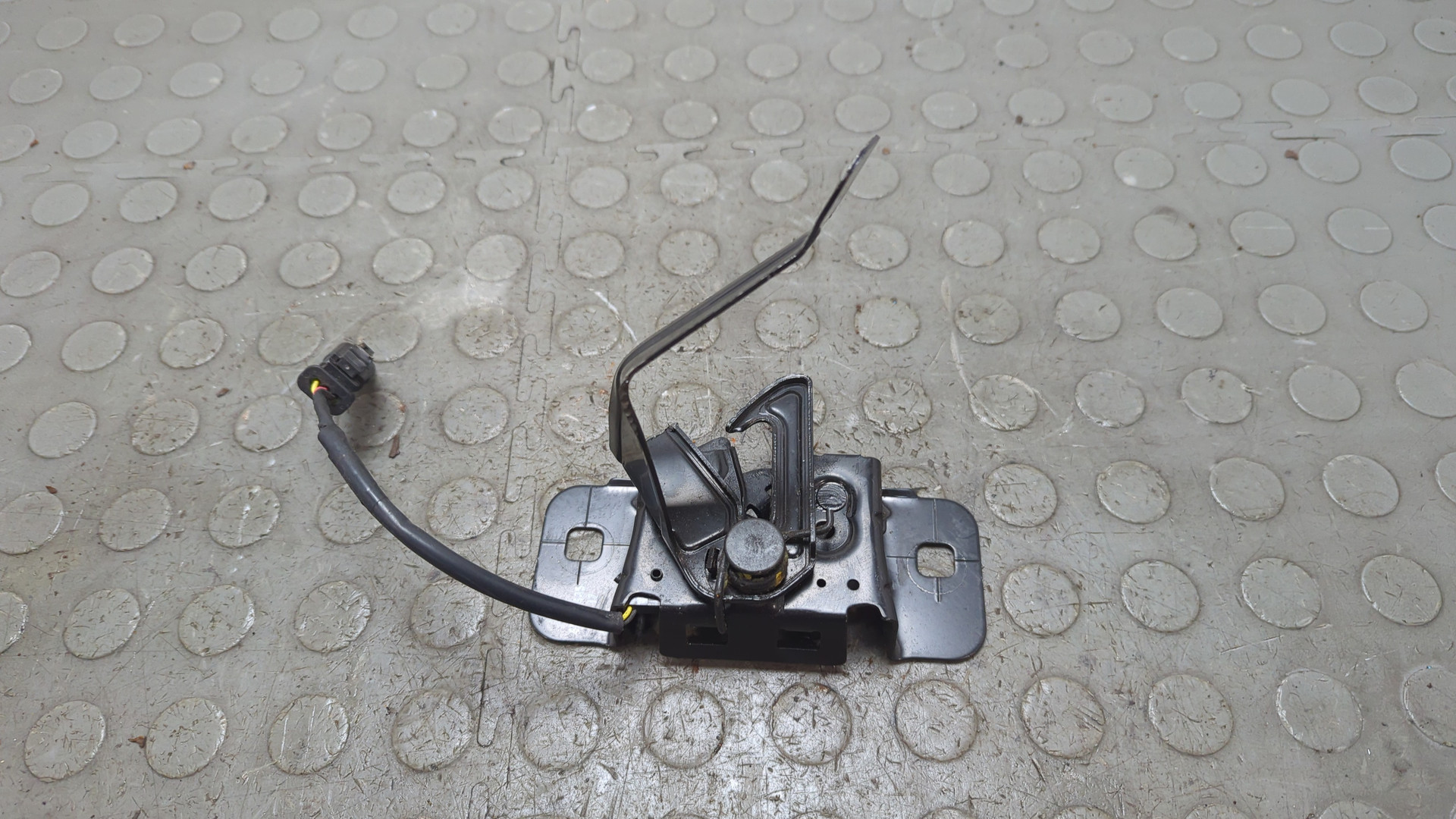 Замок капота