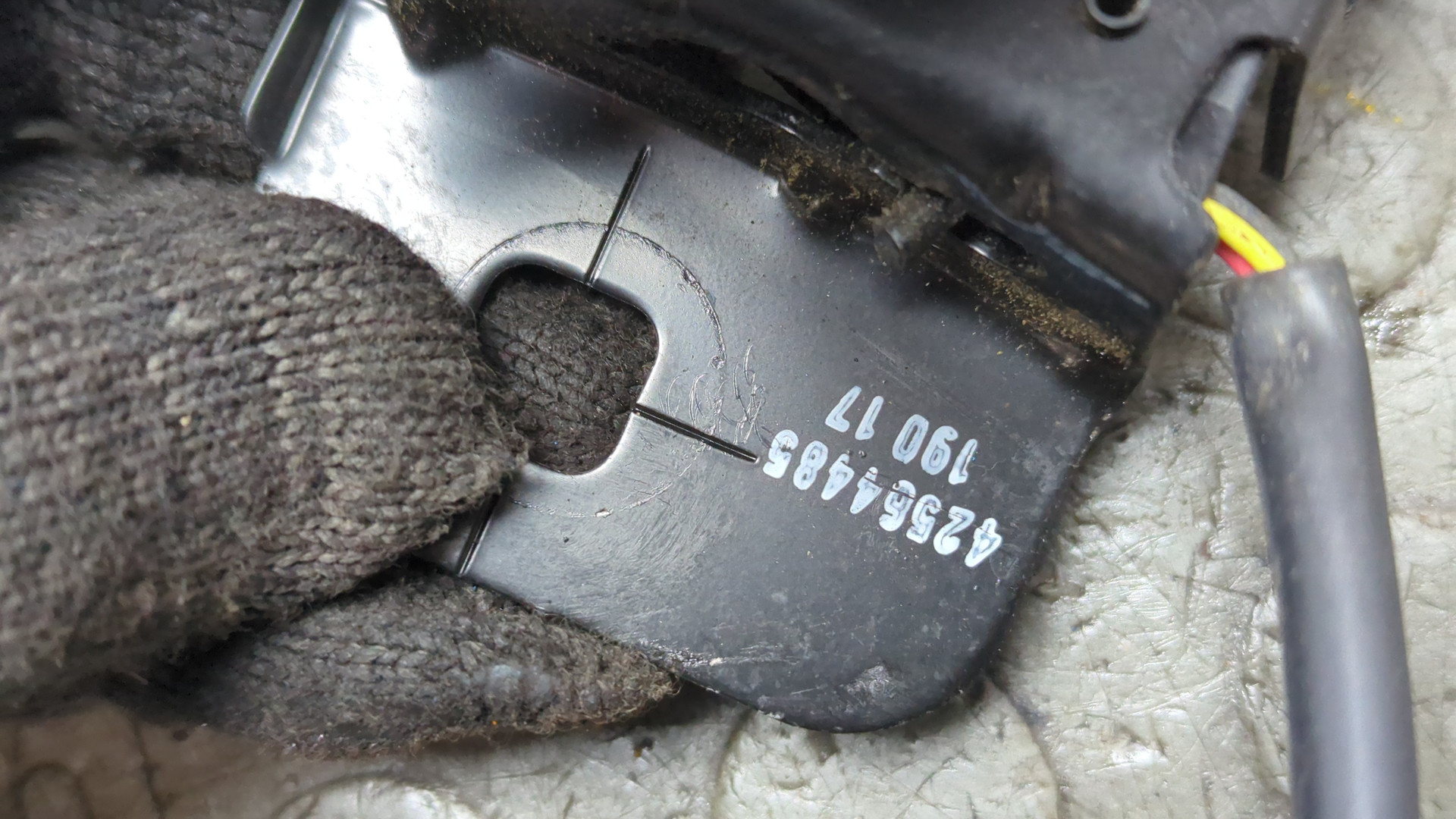 Замок капота