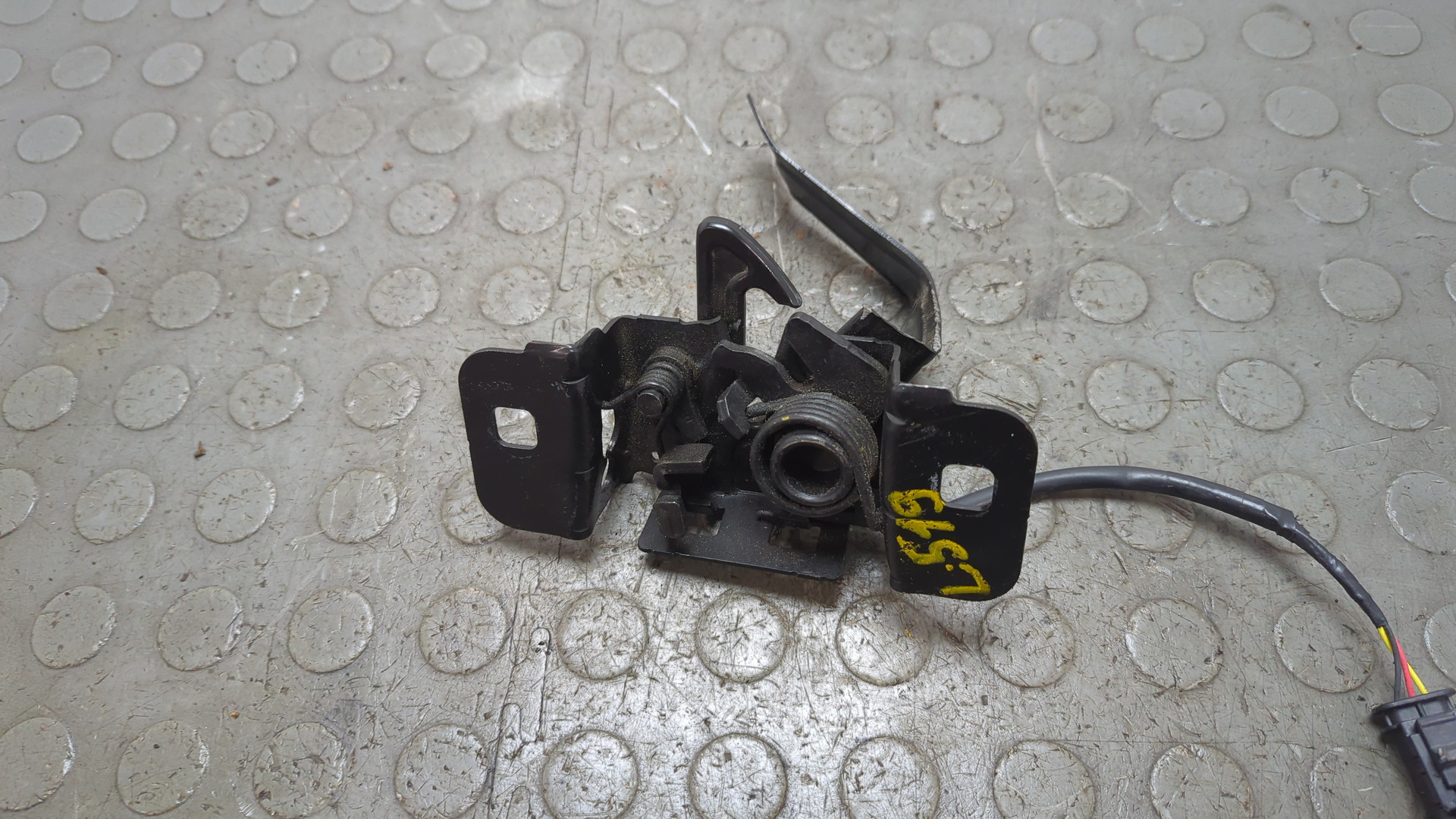 Замок капота