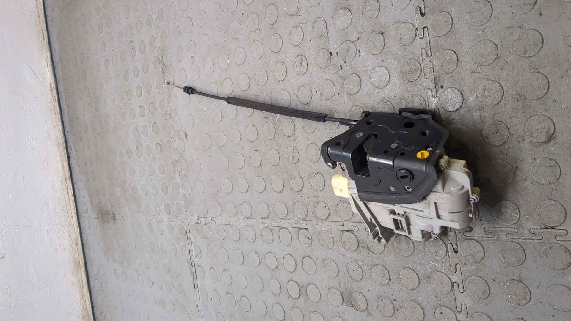 Замок двери задней левой