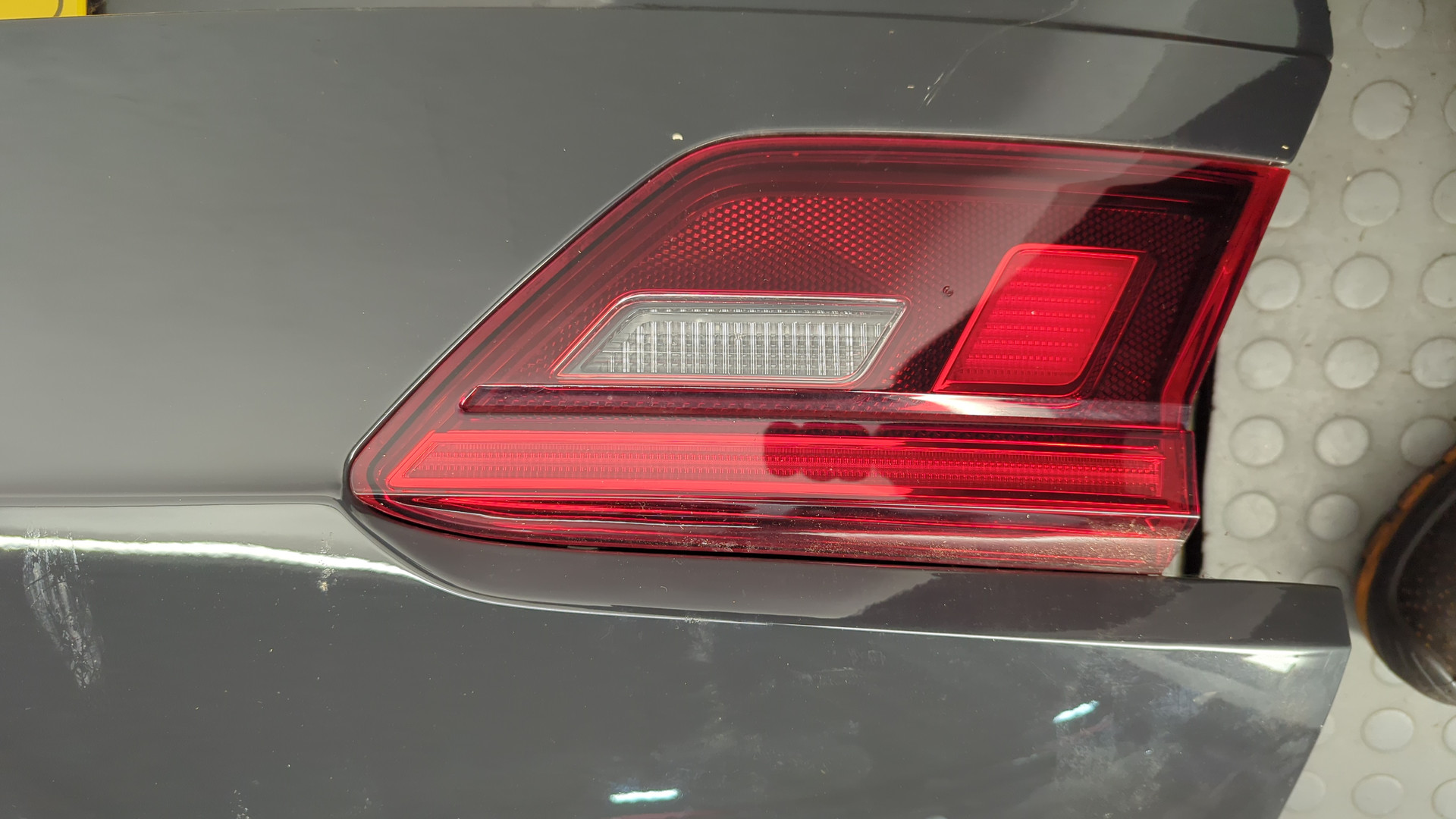 Дверь багажника