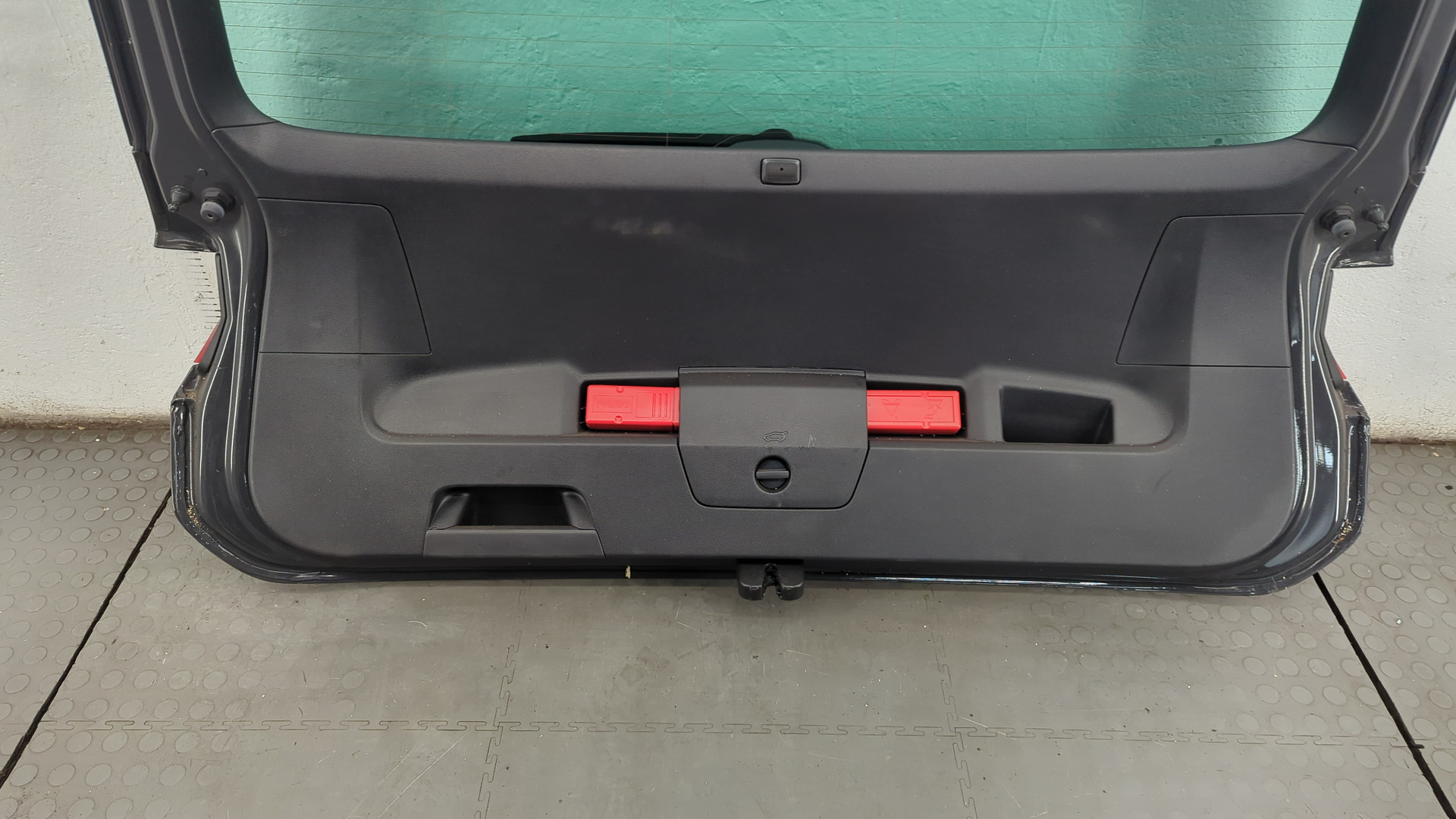 Дверь багажника