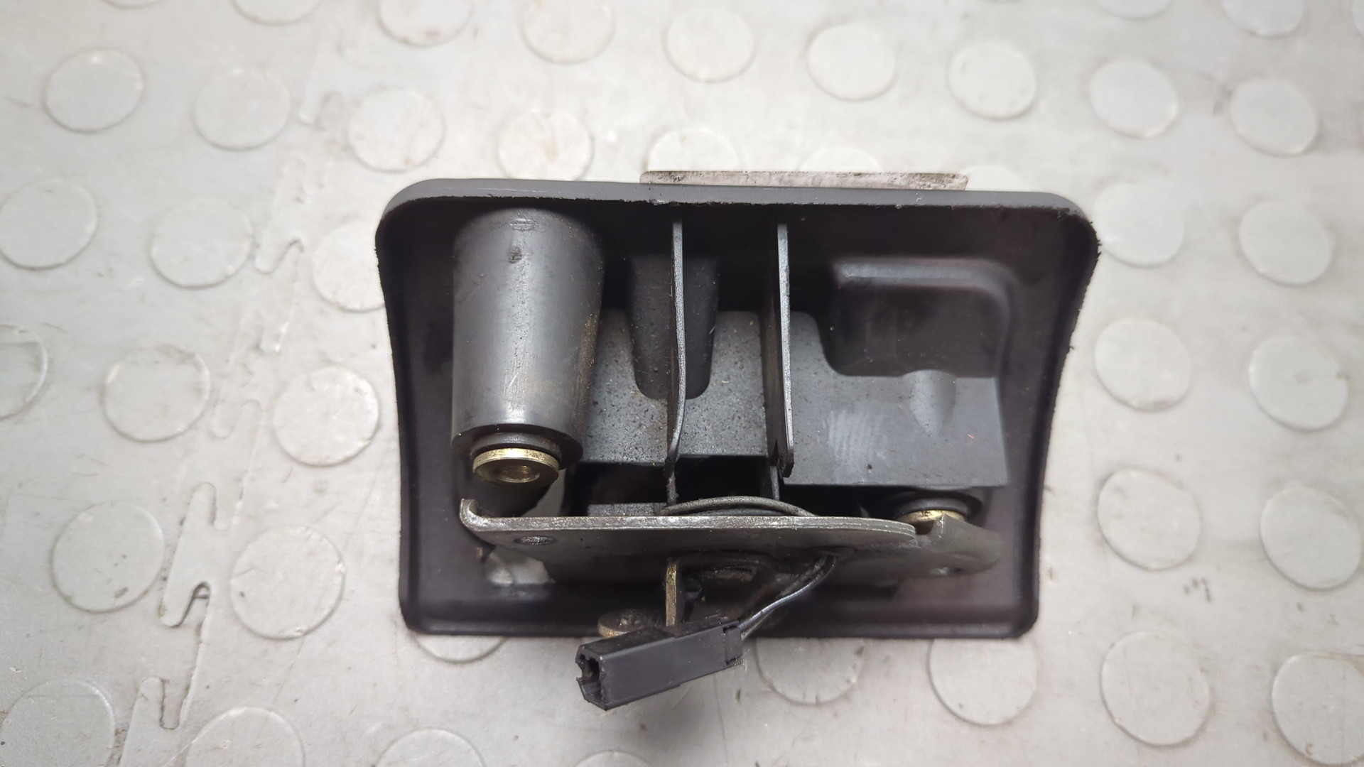 Замок багажника