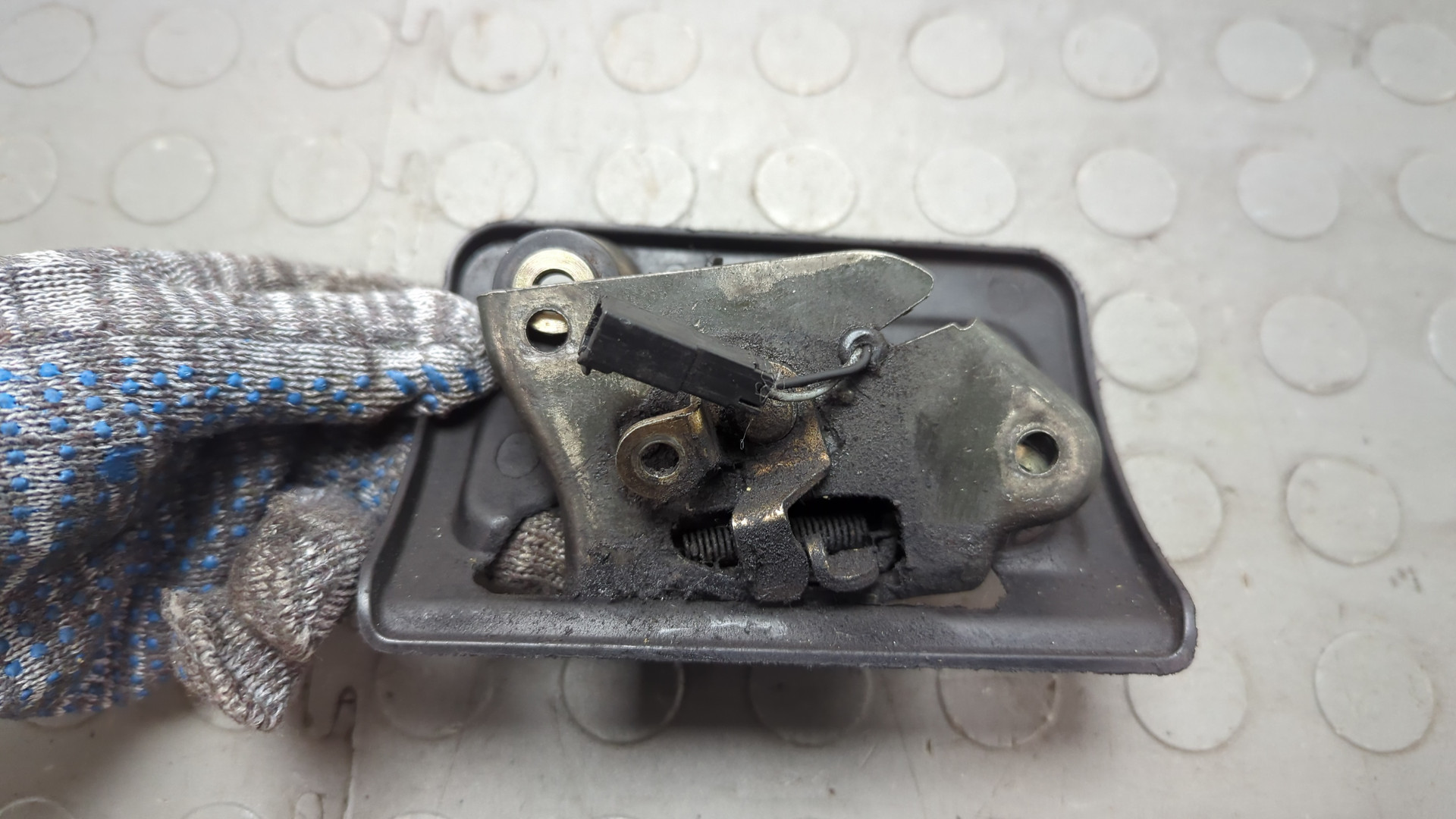 Замок багажника