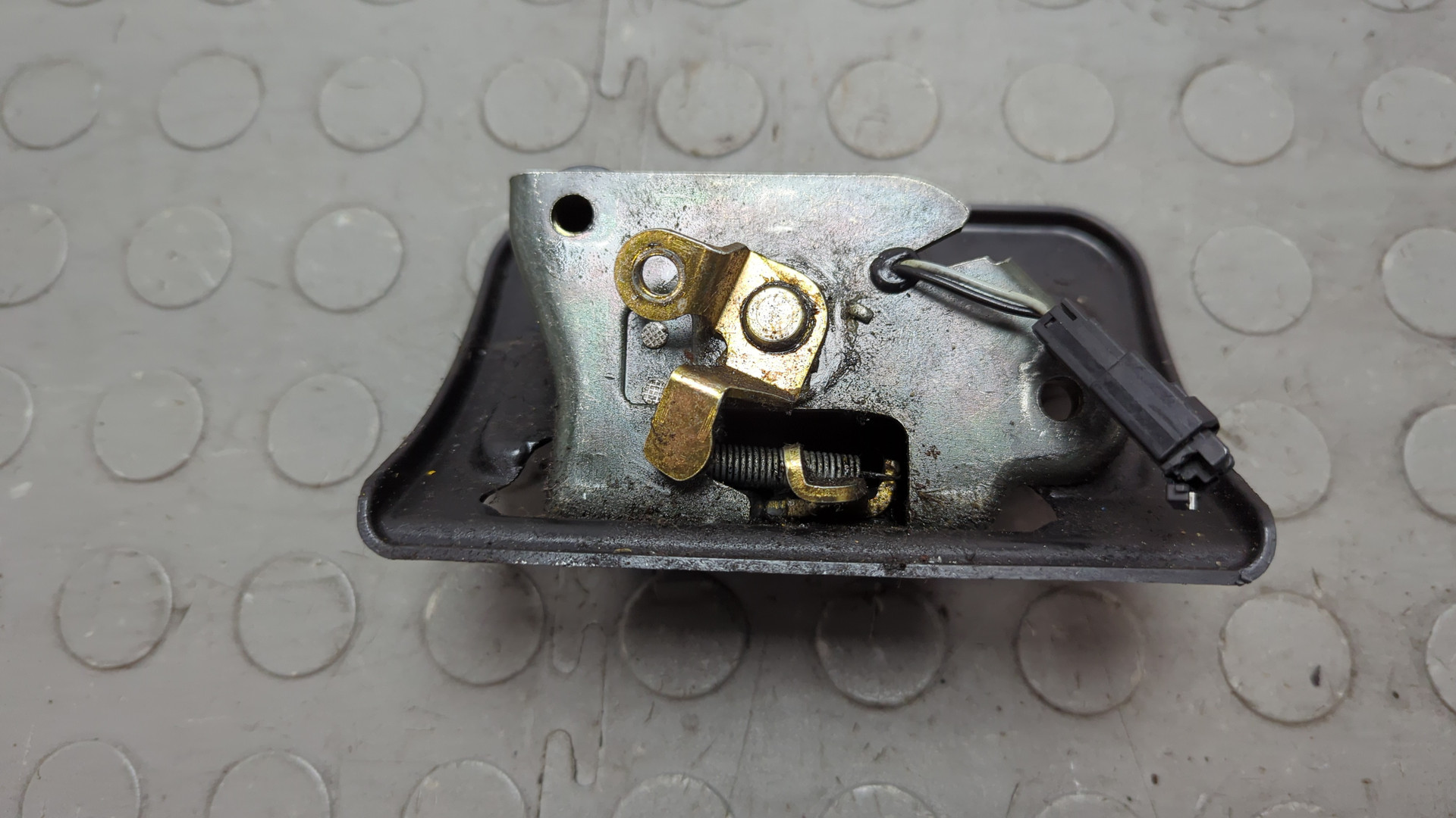 Замок багажника