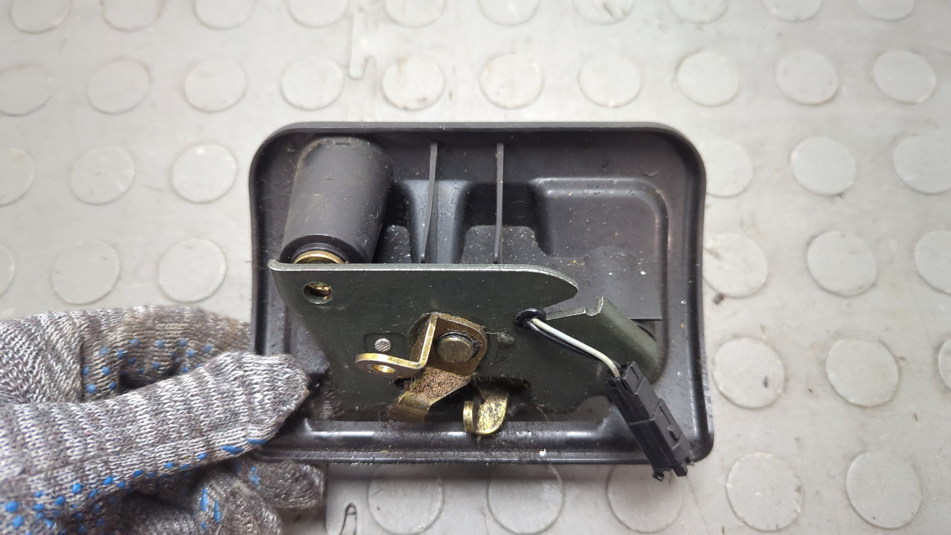 Замок багажника