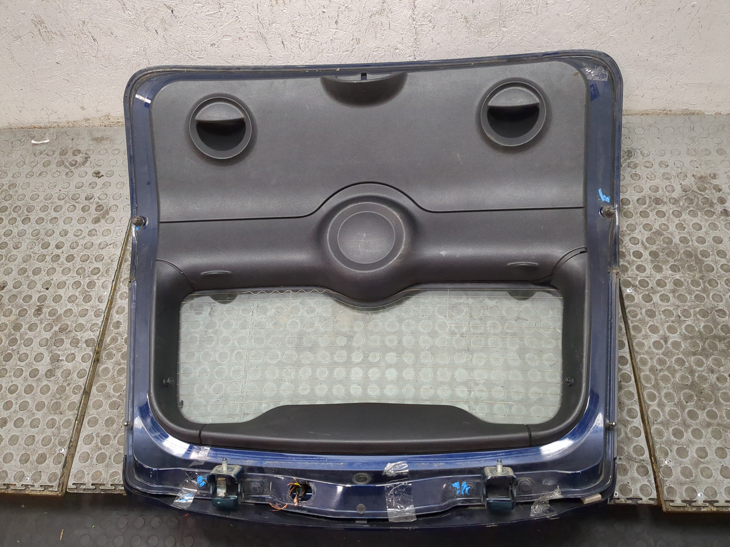 Дверь багажника