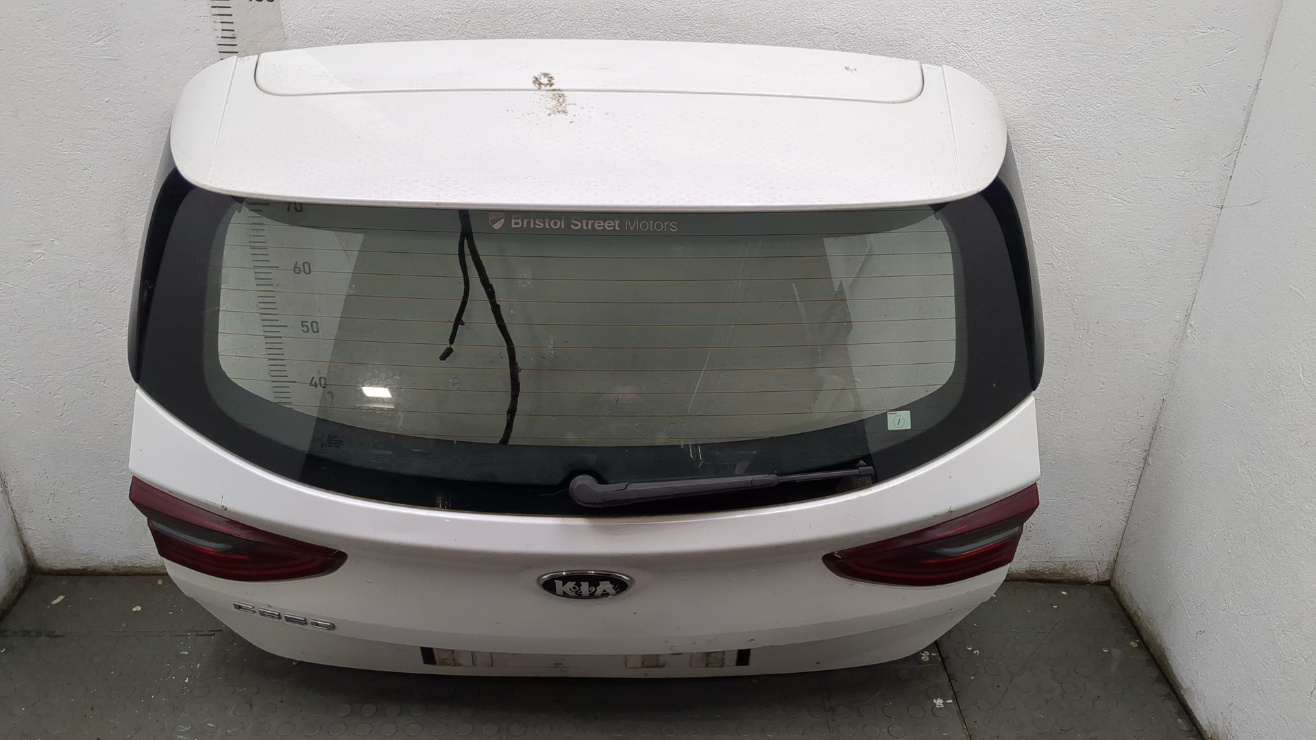 Дверь багажника