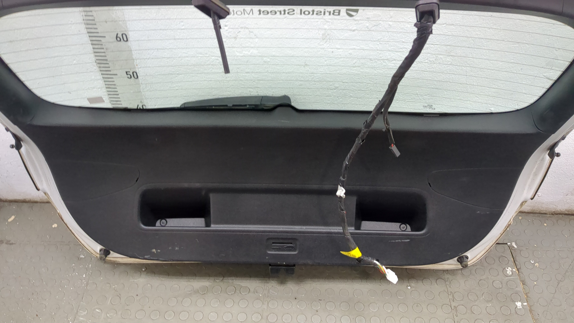 Дверь багажника