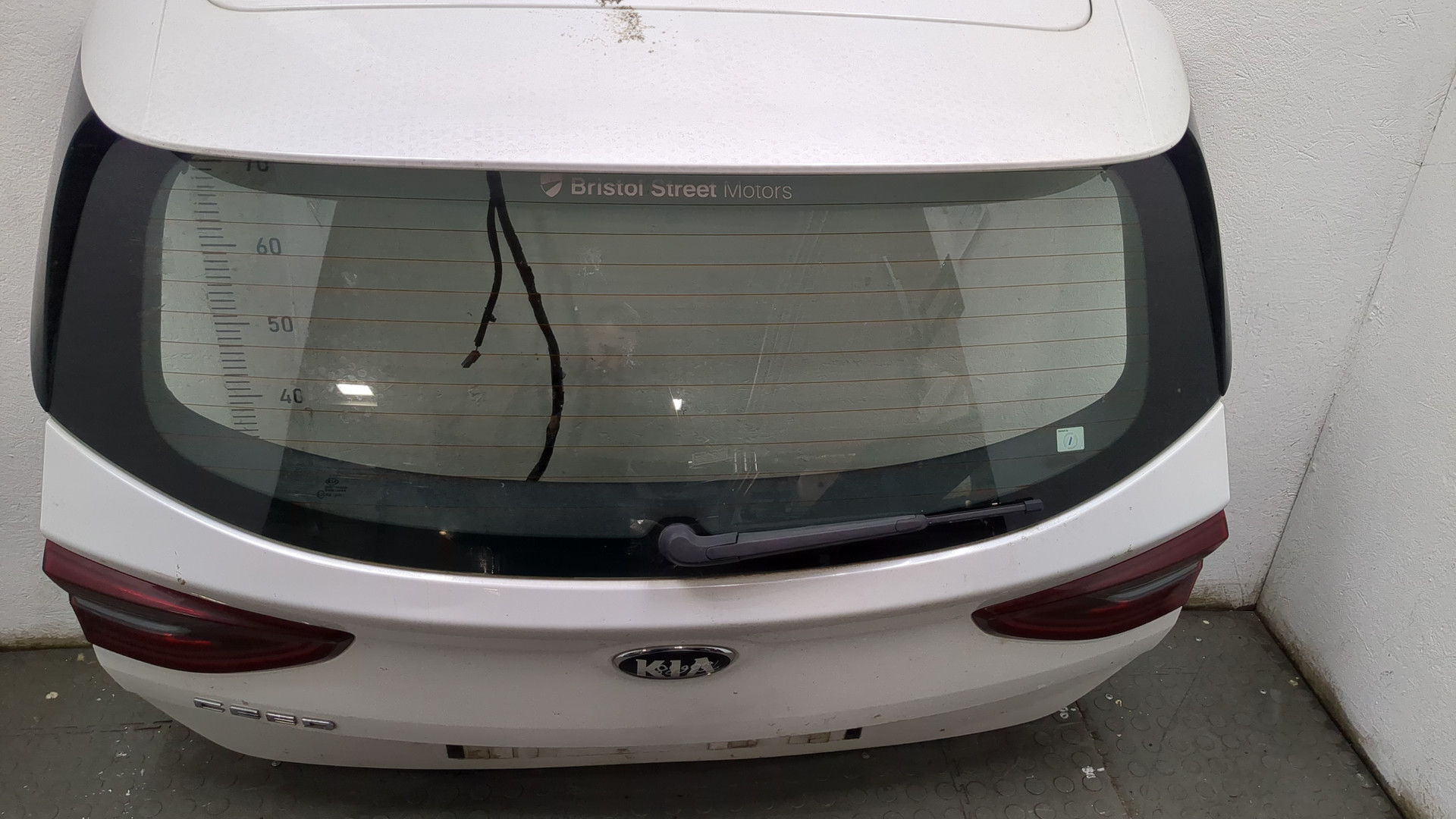 Дверь багажника