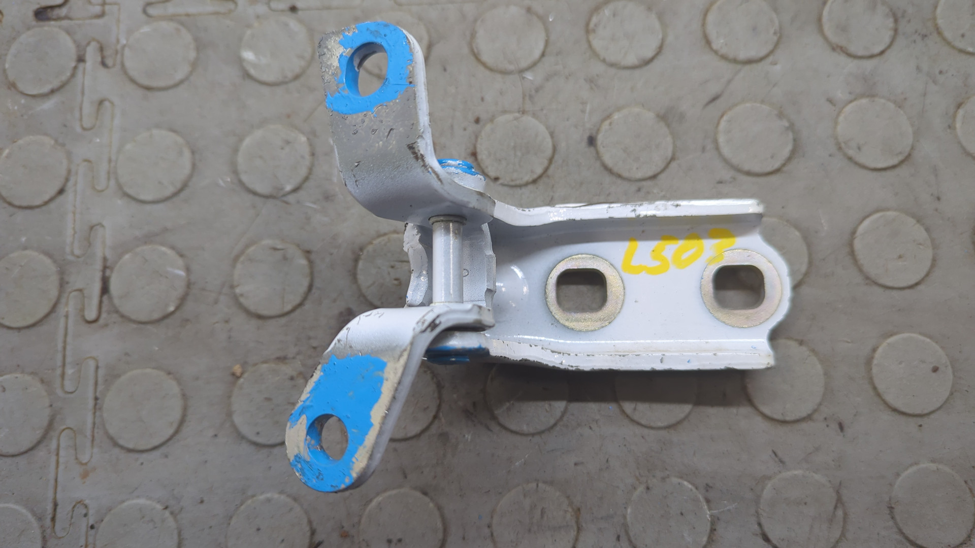 Петля двери