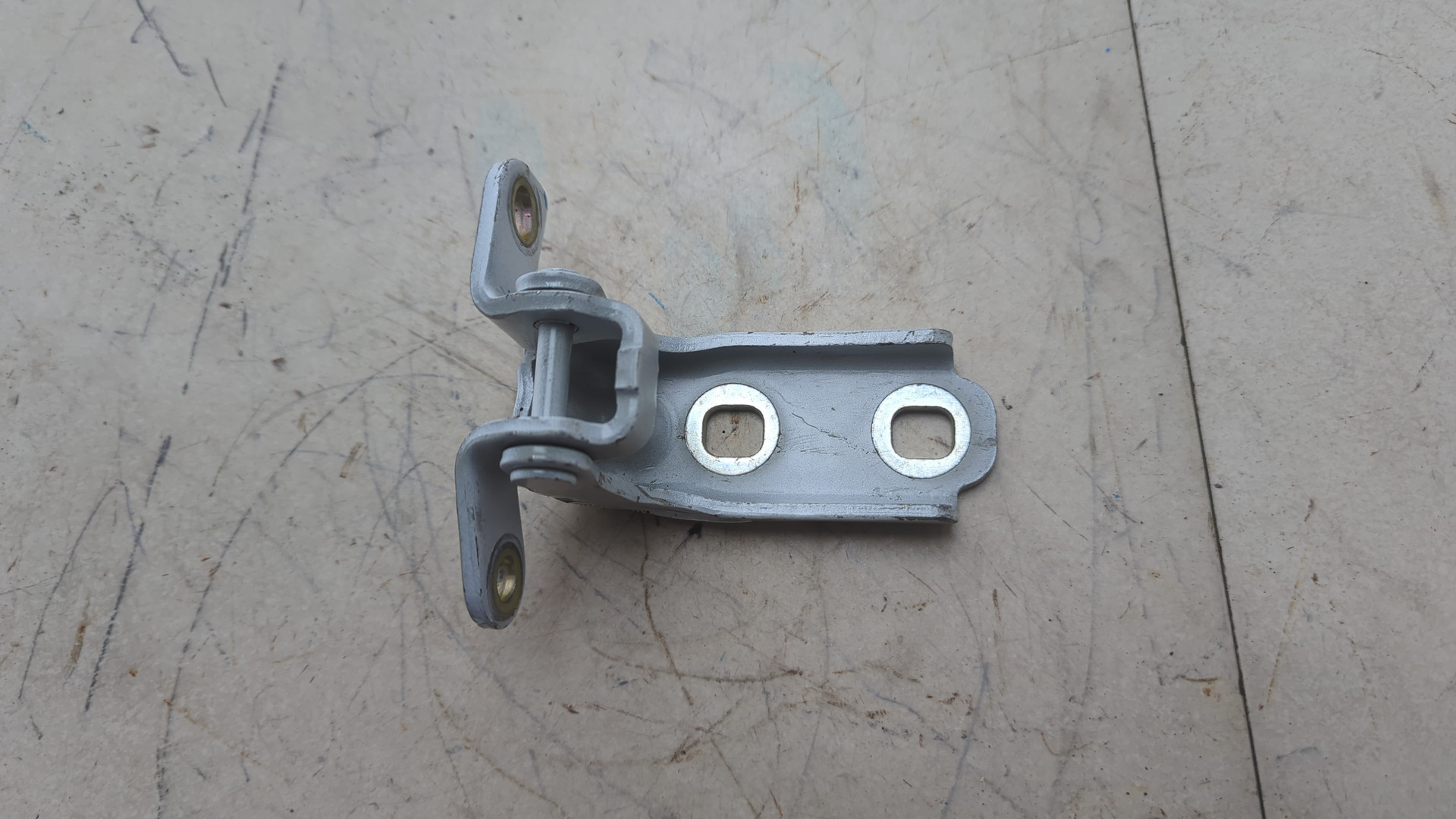 Петля двери