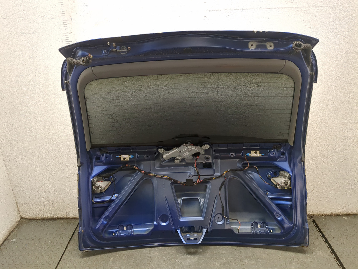 Дверь багажника