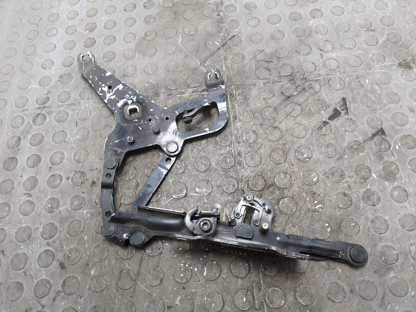 Петля капота левая