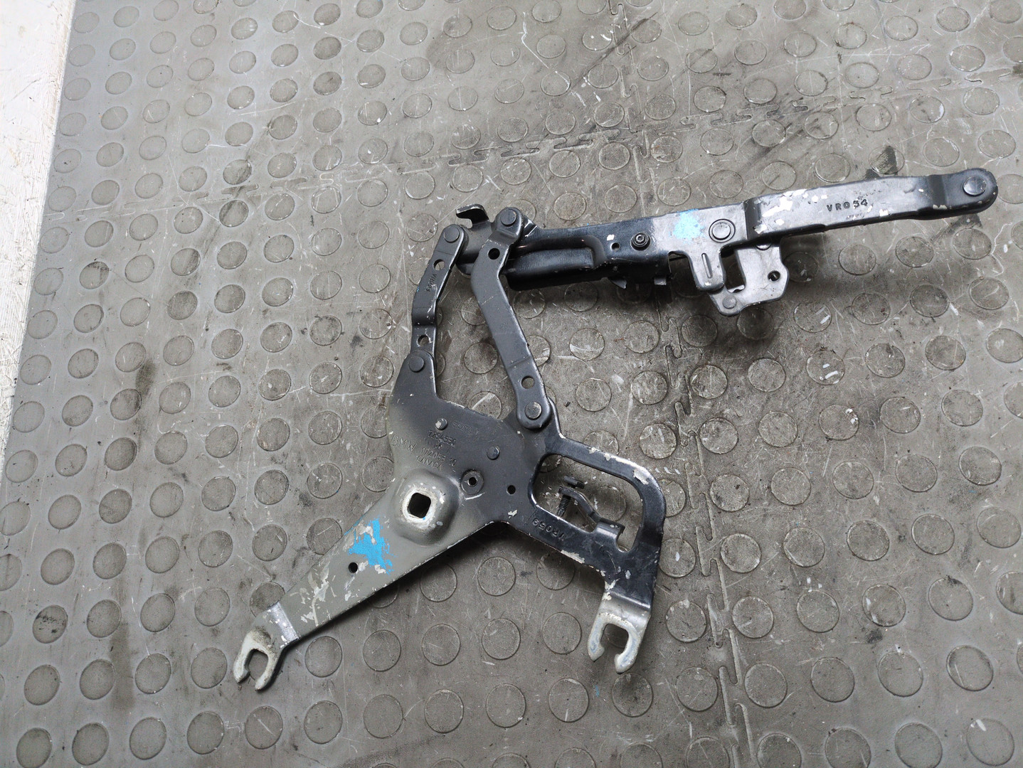 Петля капота левая