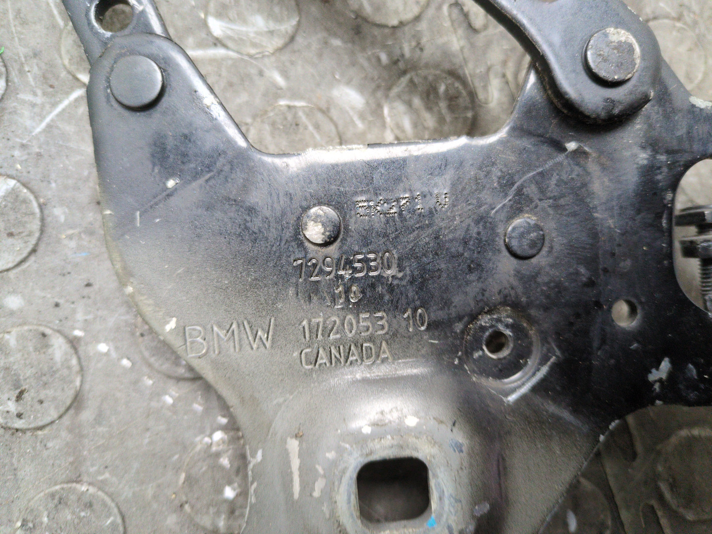 Петля капота левая