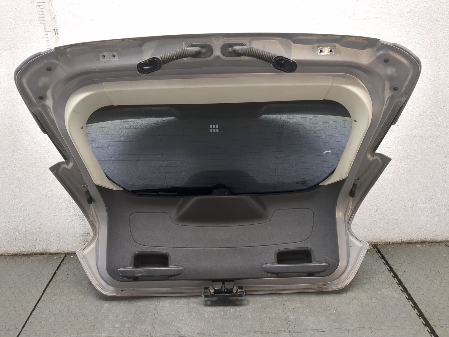 Дверь багажника