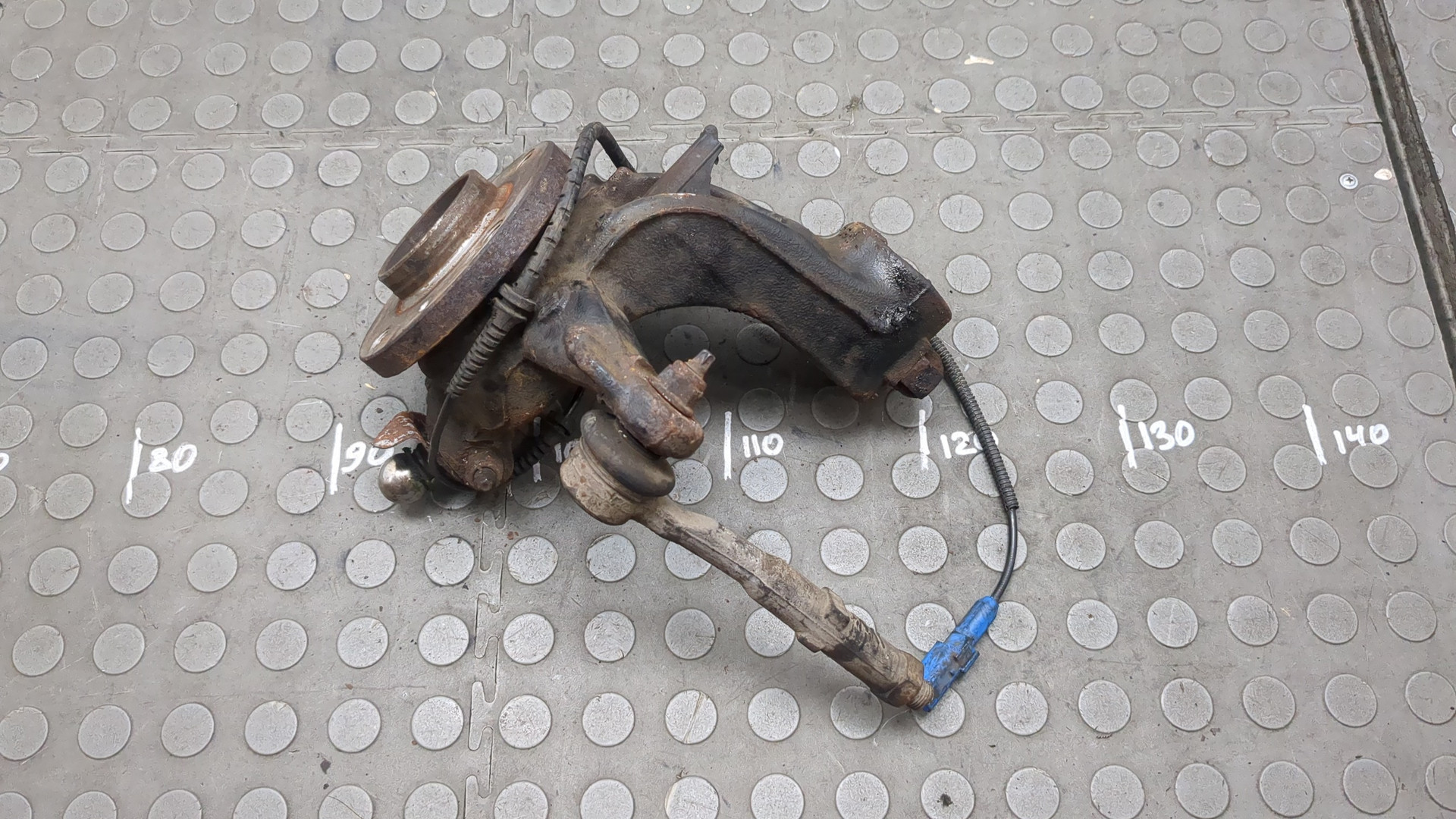 Кулак поворотный передний левый