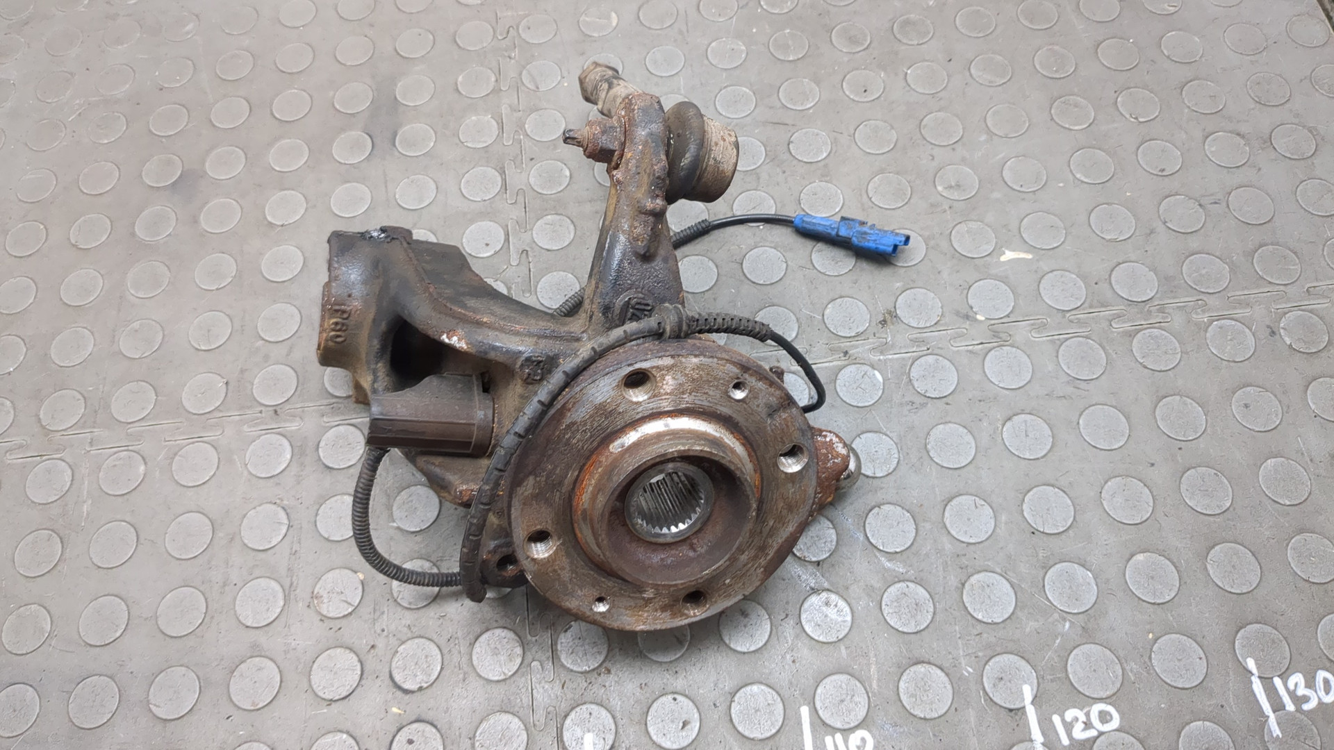 Кулак поворотный передний левый