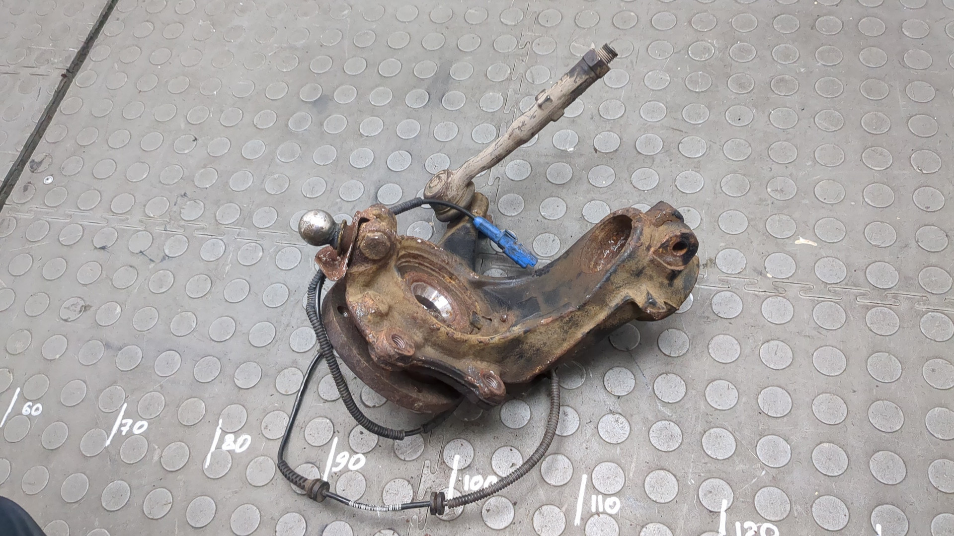 Кулак поворотный передний левый