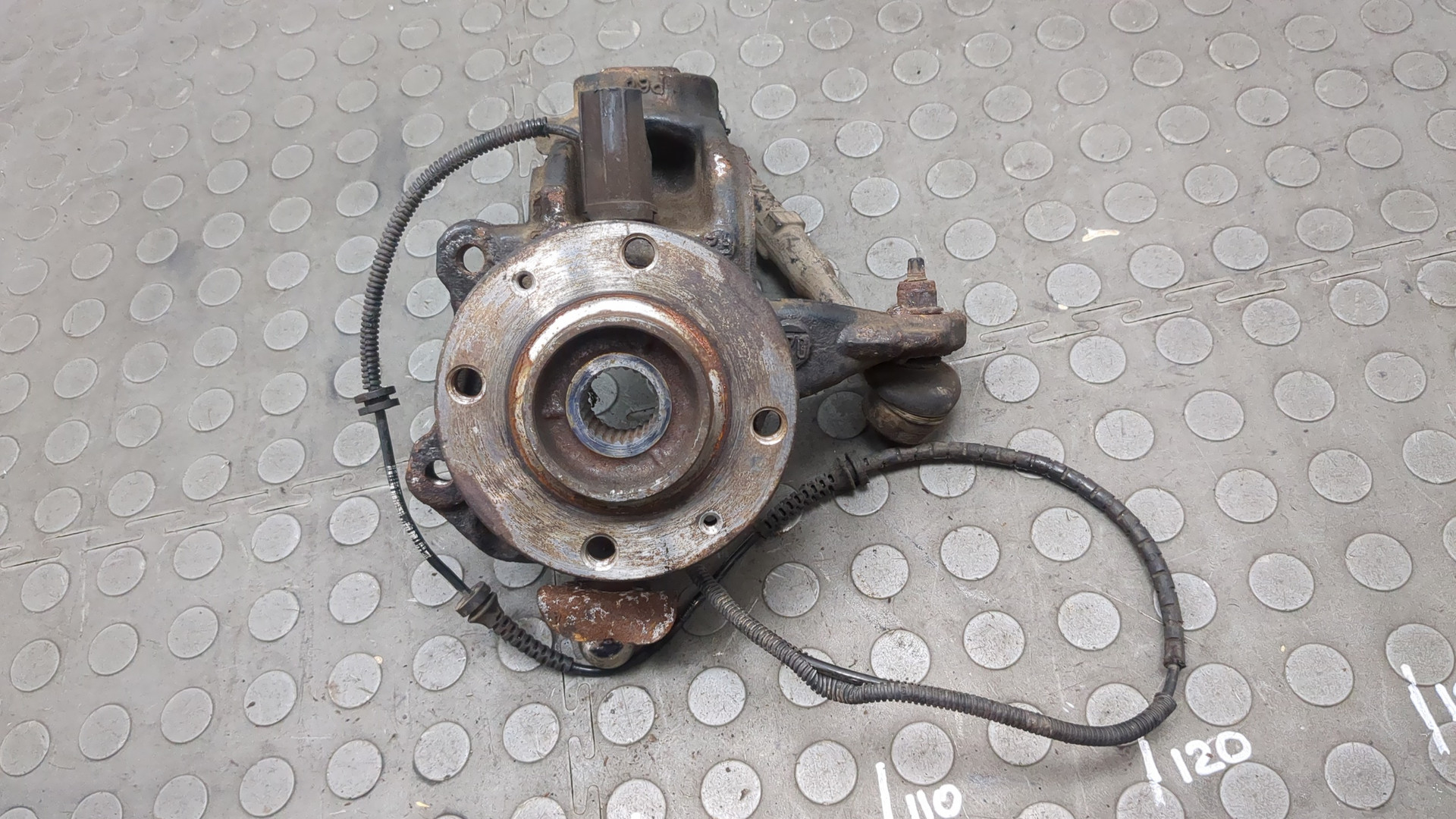 Кулак поворотный передний левый