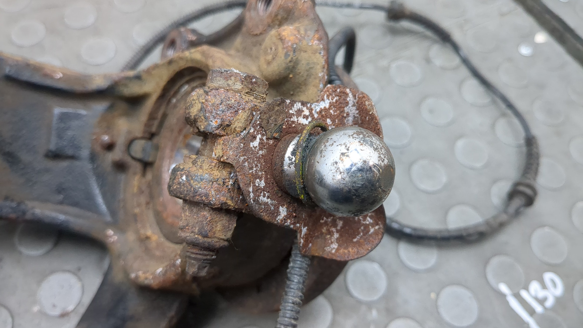 Кулак поворотный передний левый