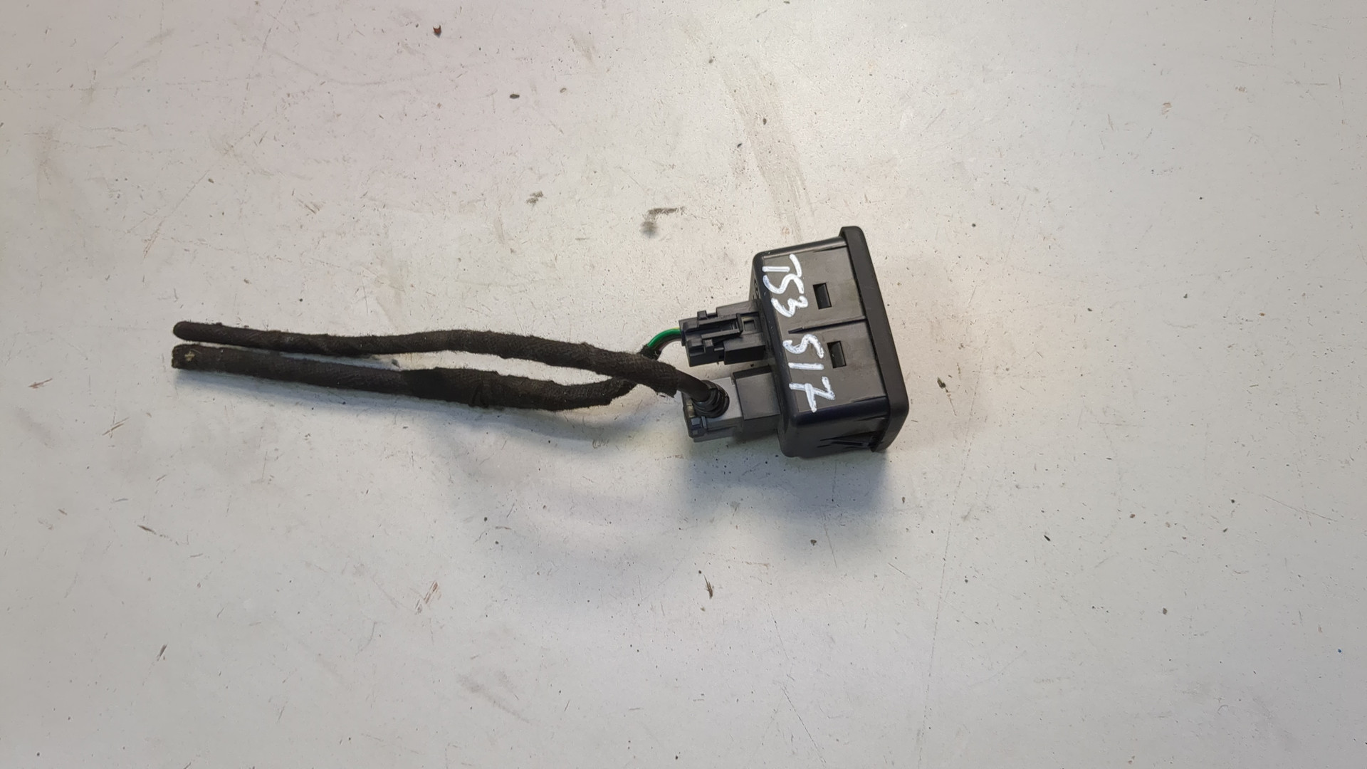 Гнездо AUX / USB IN