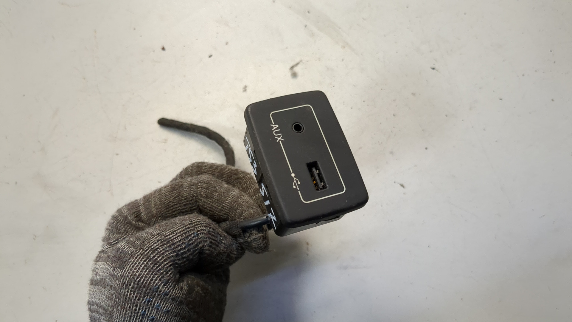 Гнездо AUX / USB IN