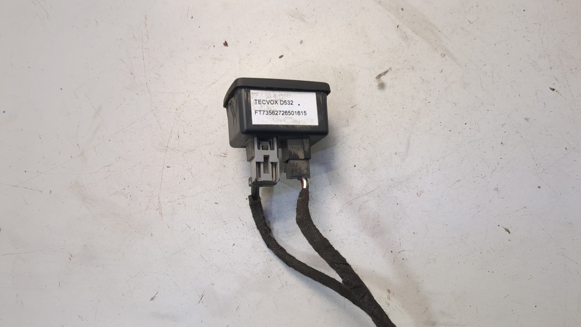 Гнездо AUX / USB IN