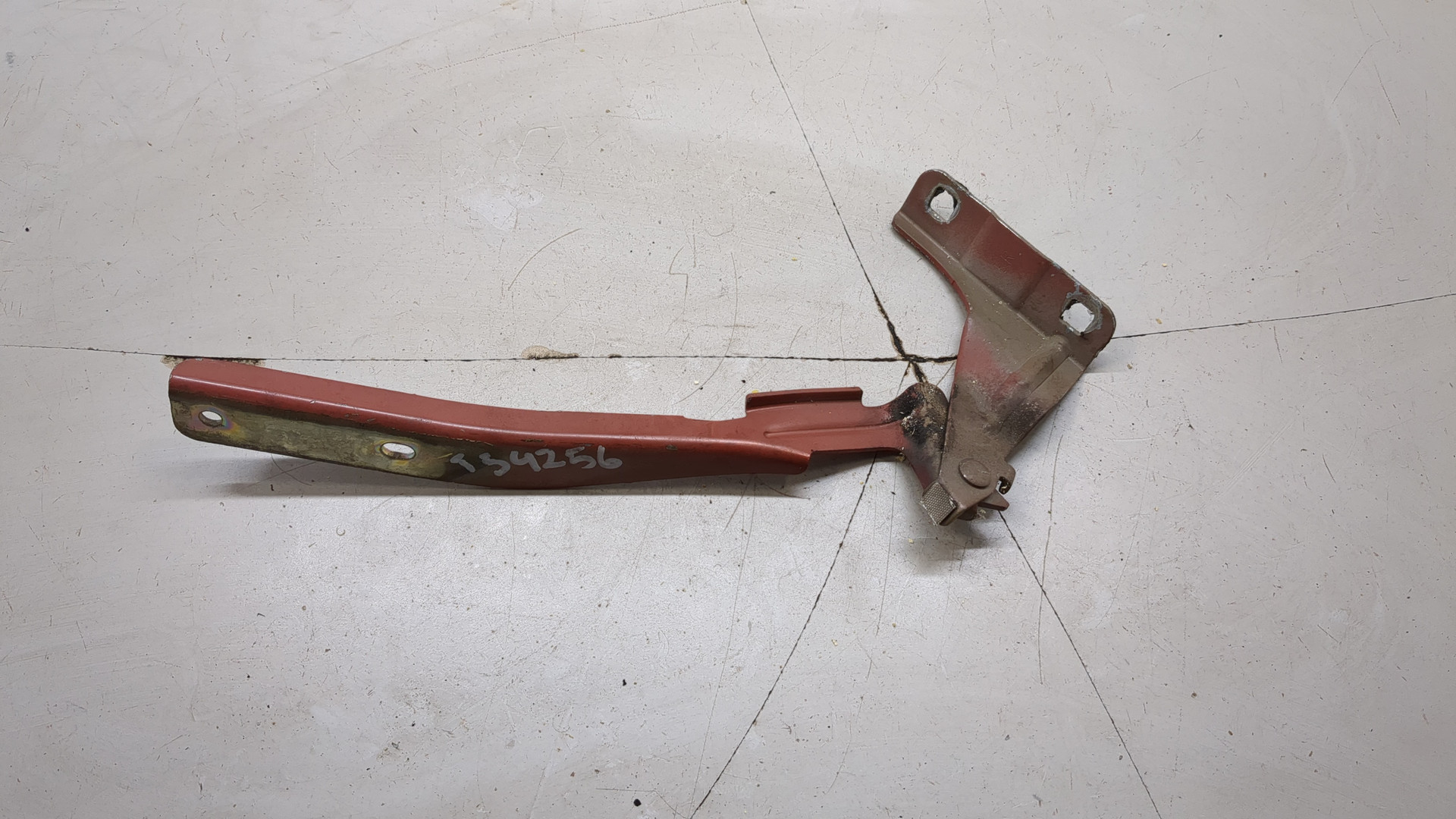 Петля капота правая