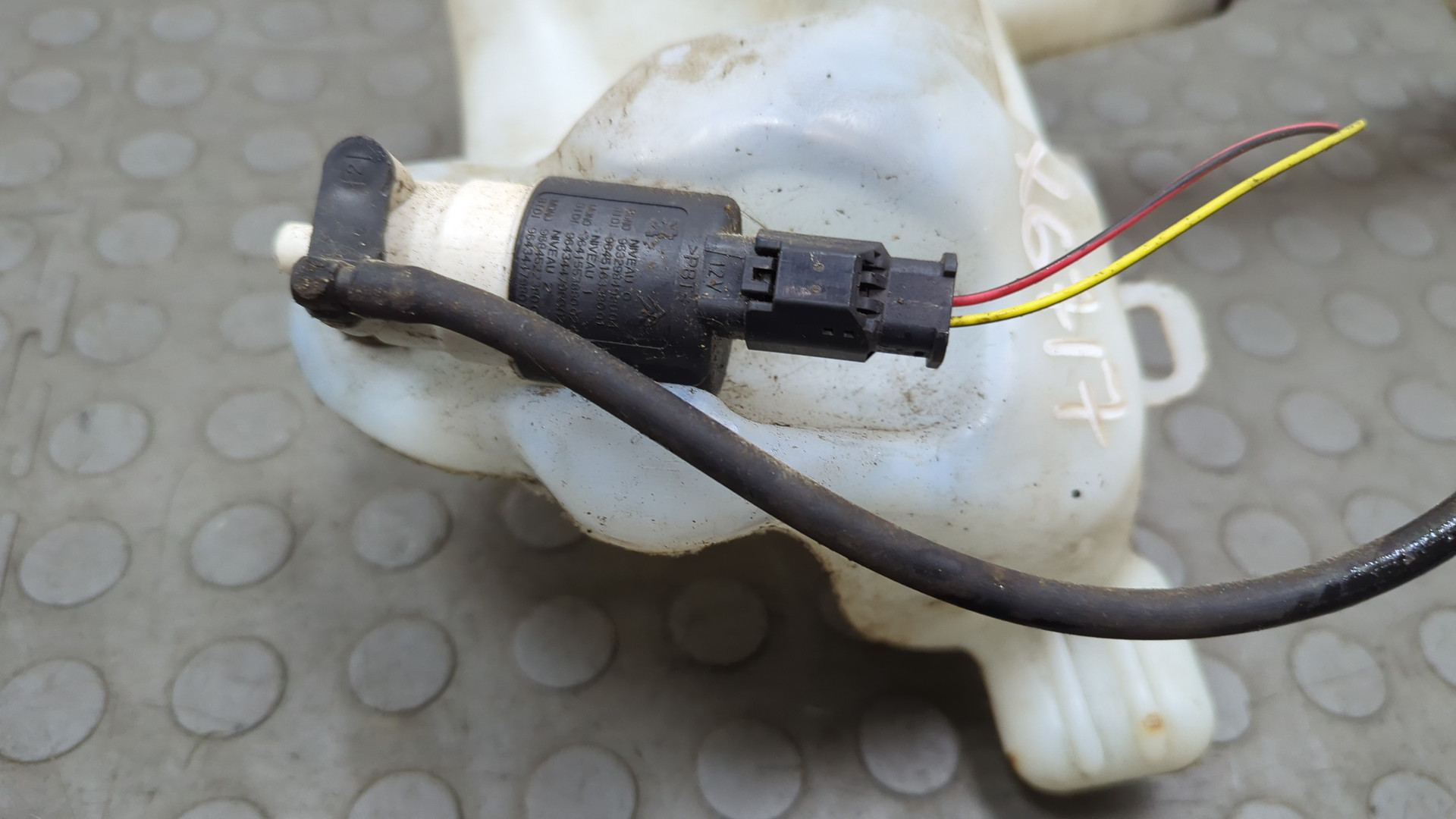 Бачок омывателя лобового стекла