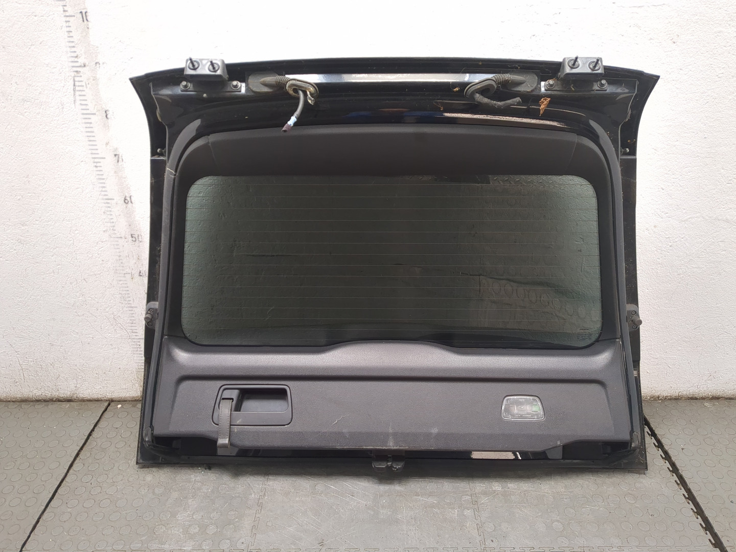 Дверь багажника