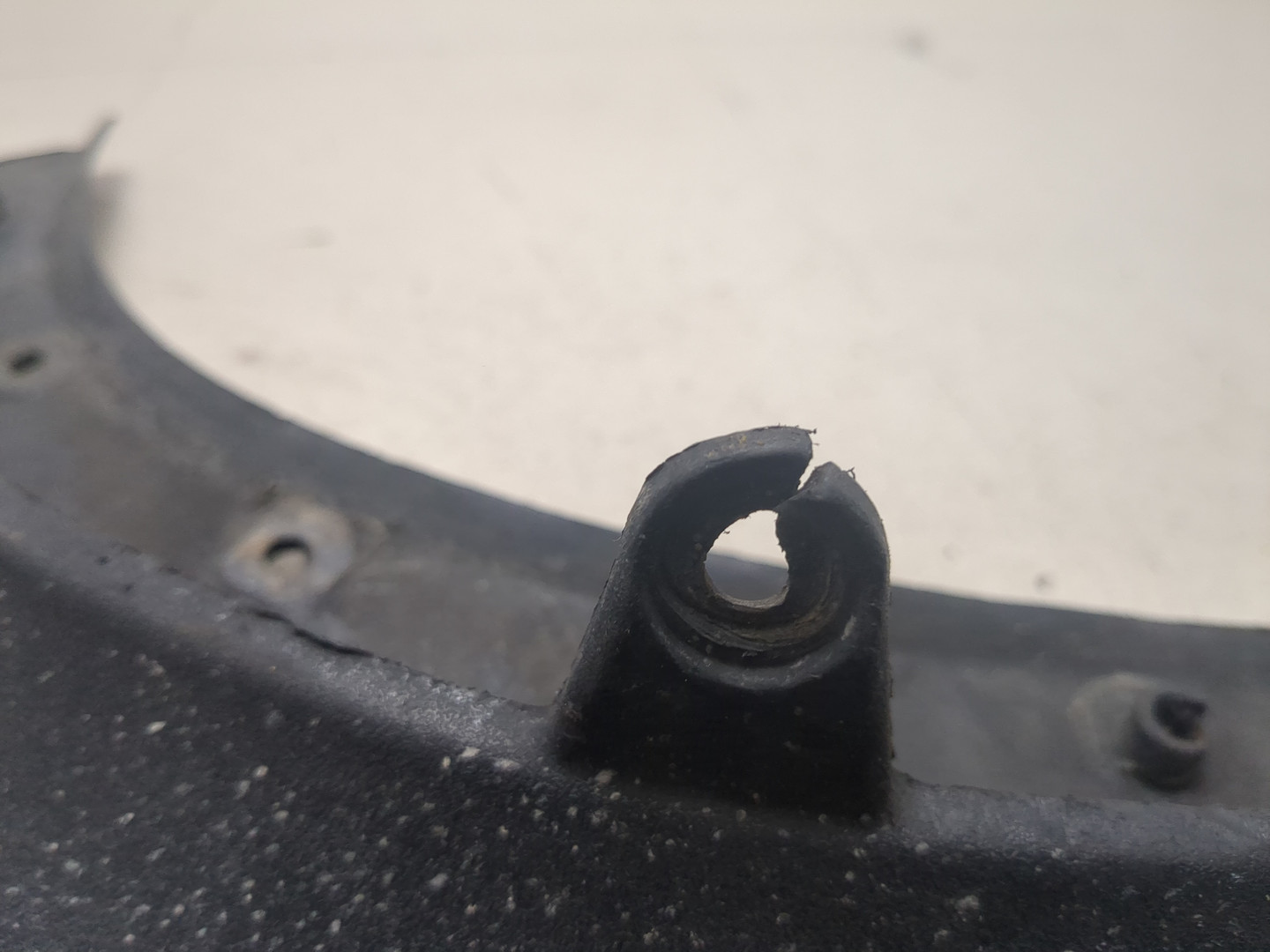 Брызговик задний левый