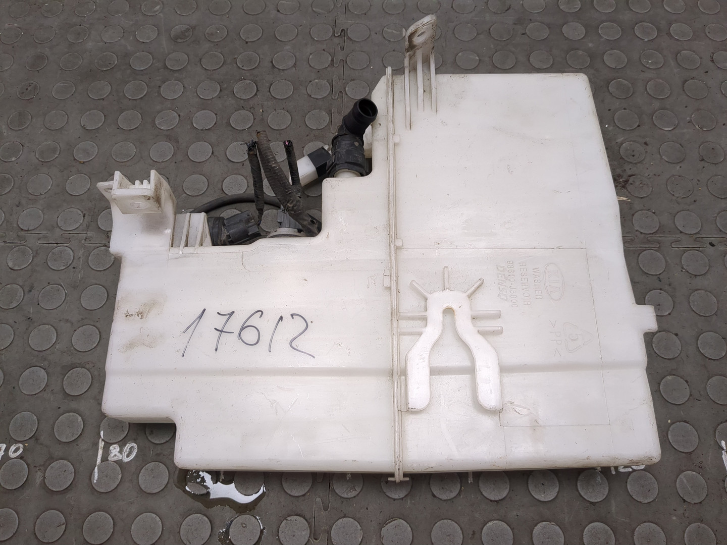 Бачок омывателя лобового стекла