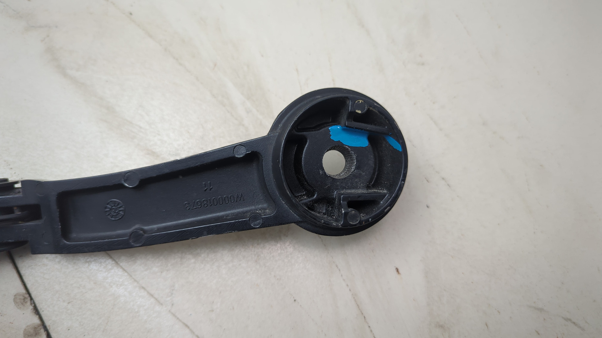 Поводок стеклоочистителя передний левый