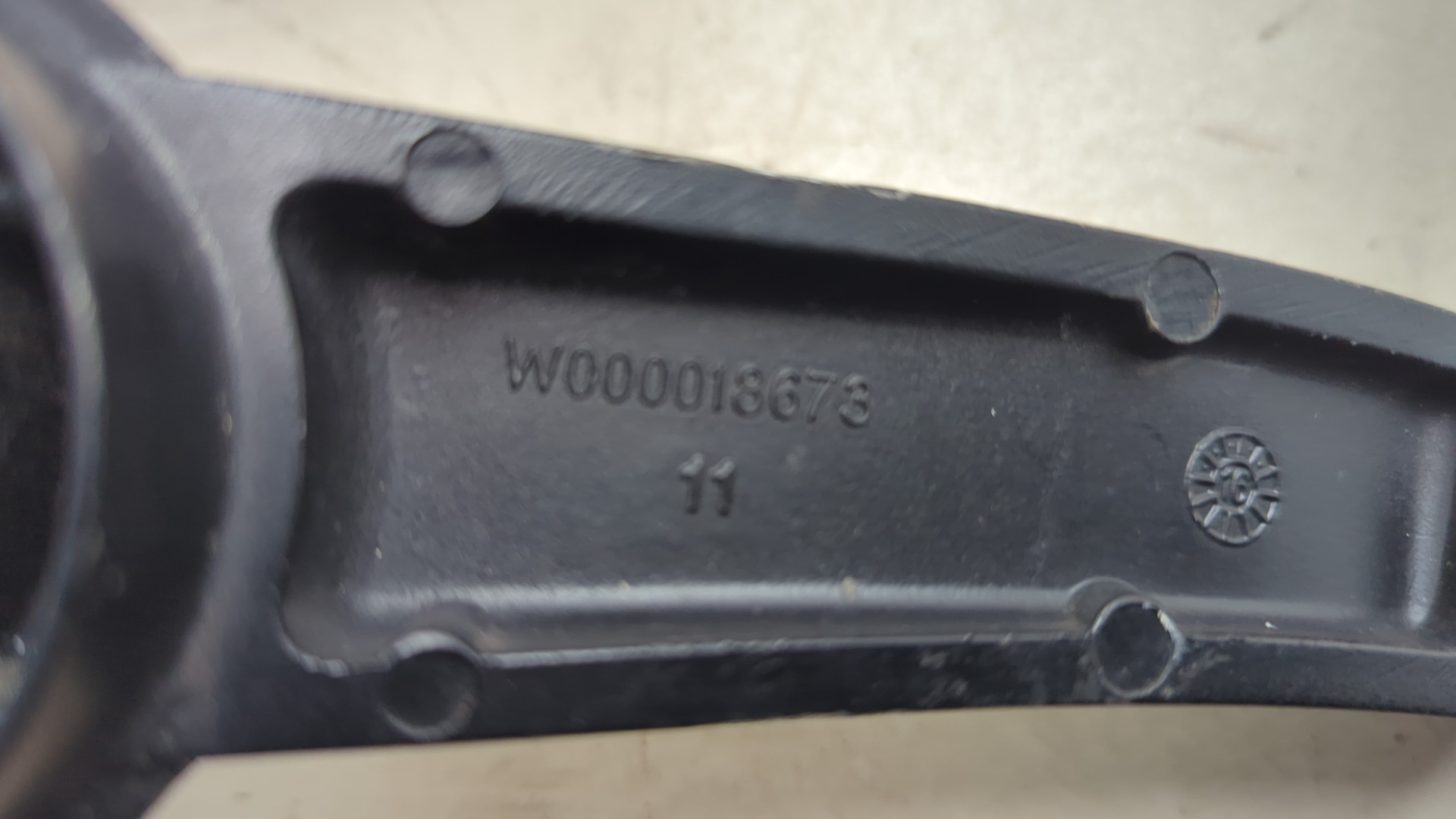 Поводок стеклоочистителя передний левый