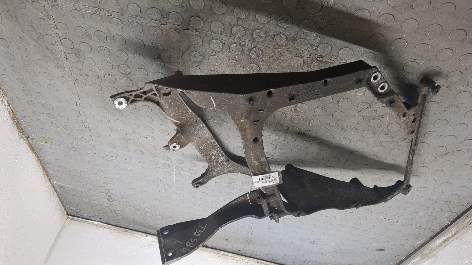 Кронштейн фар левый