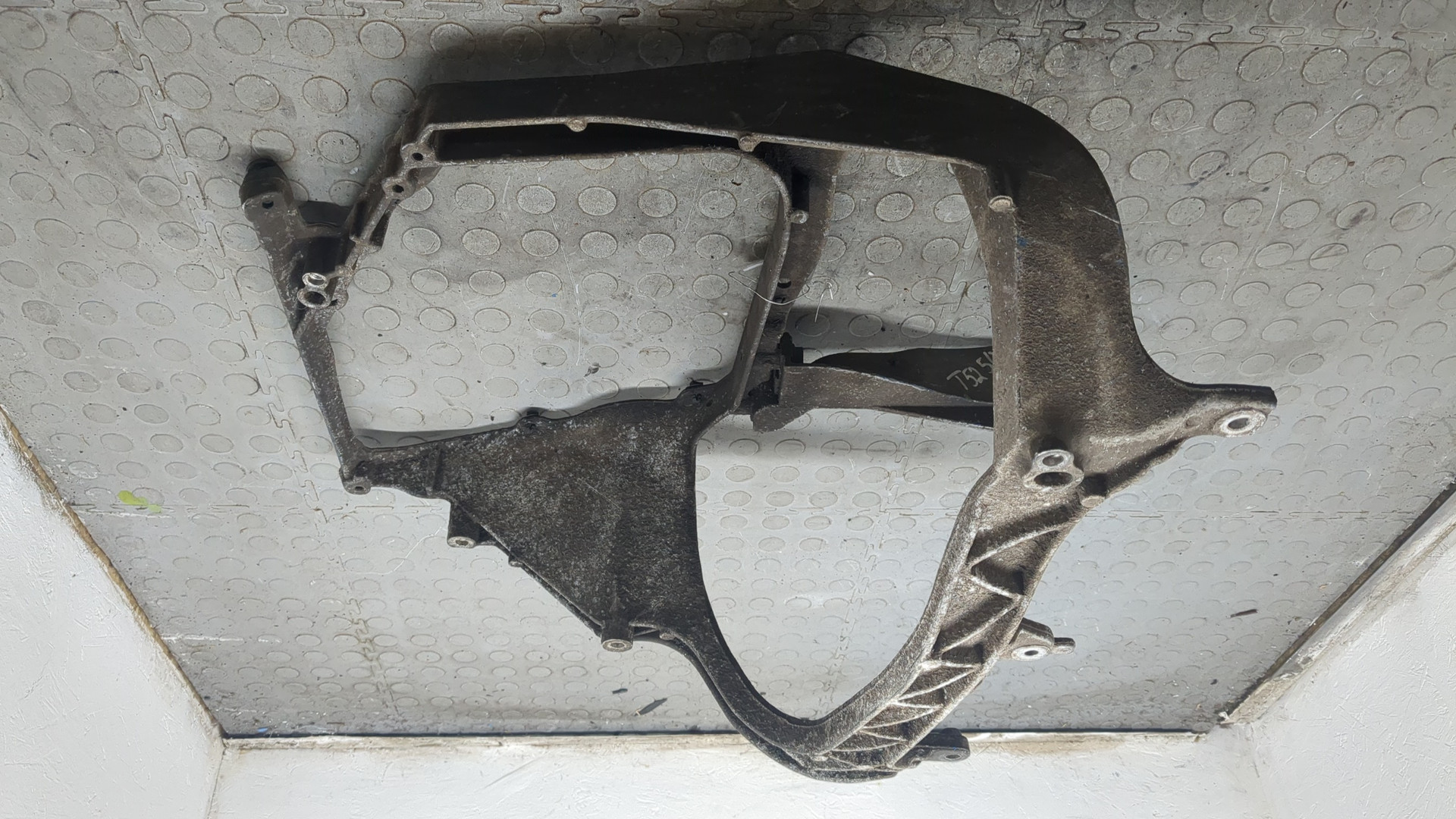 Кронштейн фар левый