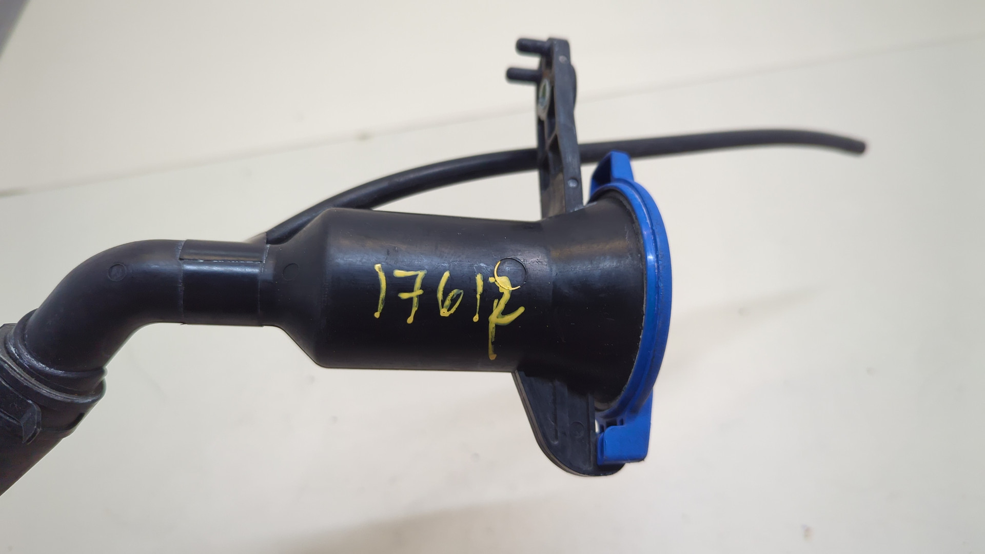 Горловина бачка омывателя